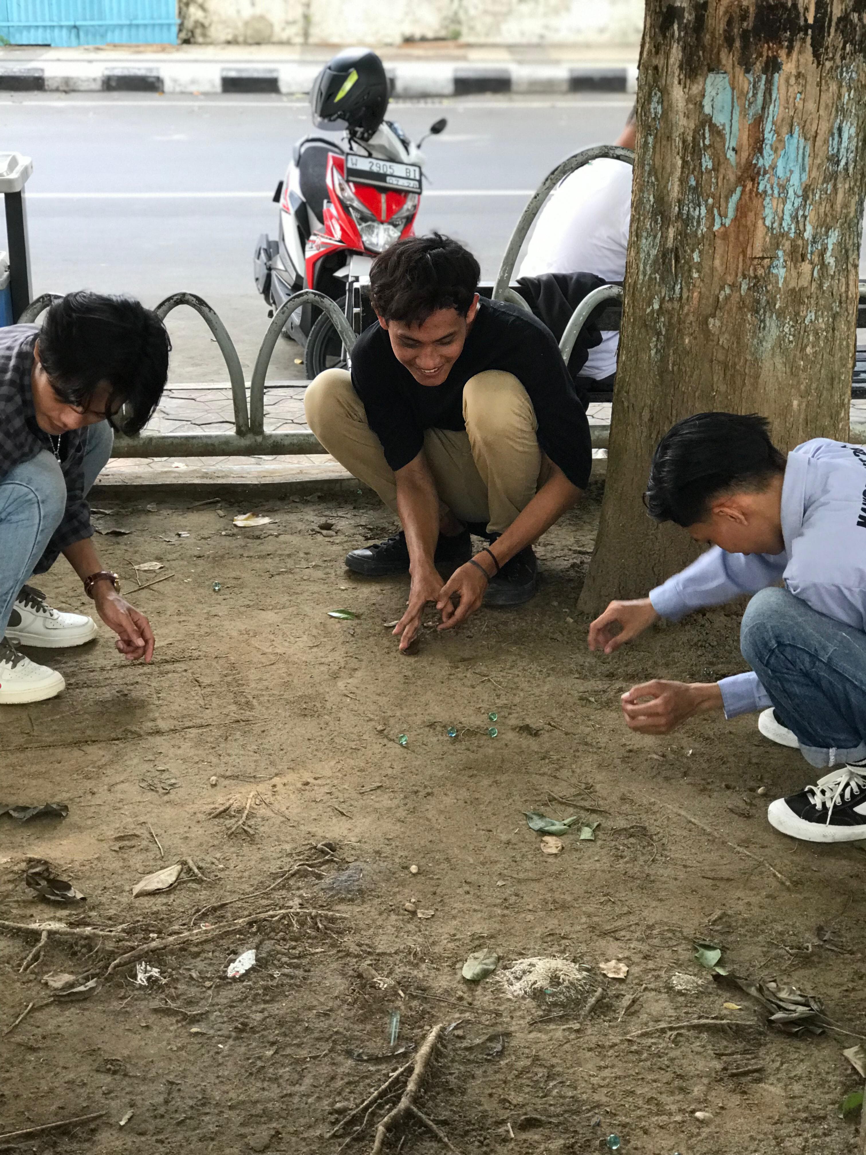 MASIH DIMINATI : Dolanan wok-wokan yang merupakan dolanan  khas Gresik, belakangan ini mulai diminati oleh anak anak hingga remaja untuk mengisi waktu luang.