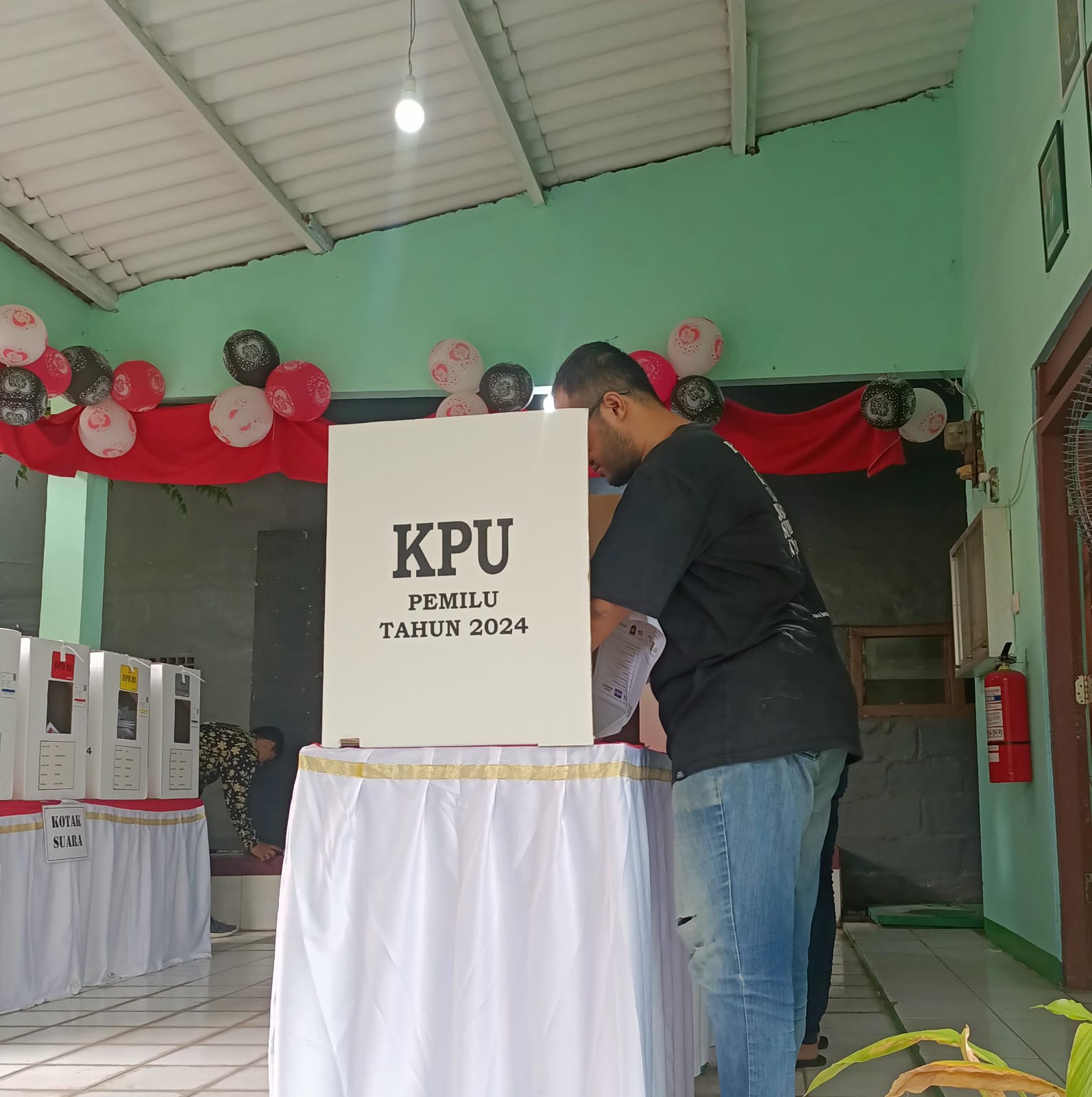 COBLOSAN: Salah satu karyawan Freeport yang mencoblos di salah satu TPS Gresik, pada 14 Februari 2024,