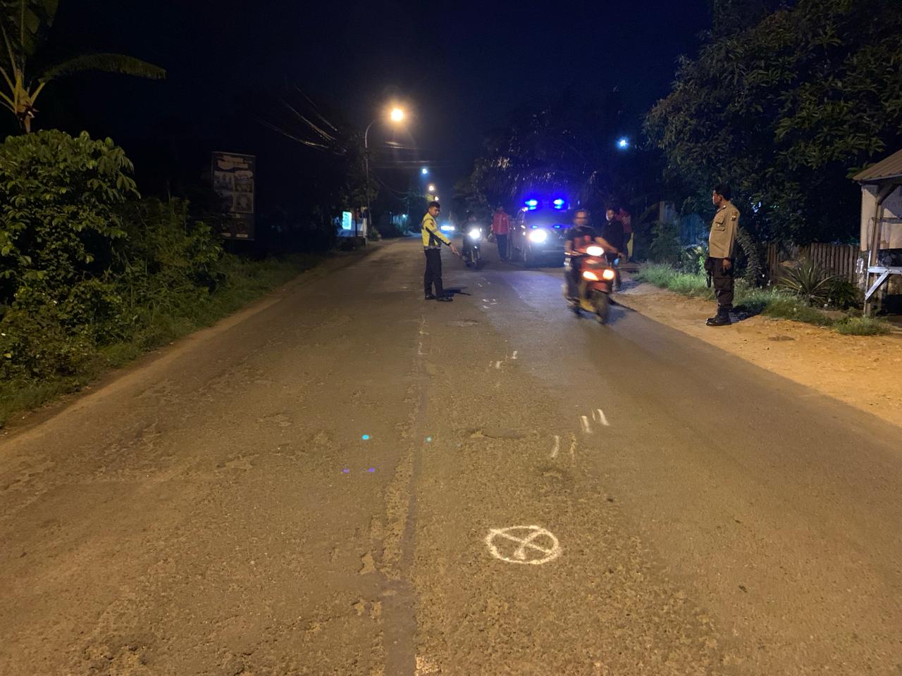 OLAH TKP: Anggota Unit Laka Satlantas Polres Gresik melakukan olah TKP laka di Jalan Raya Desa Masangan, Kecamatan Bungah.