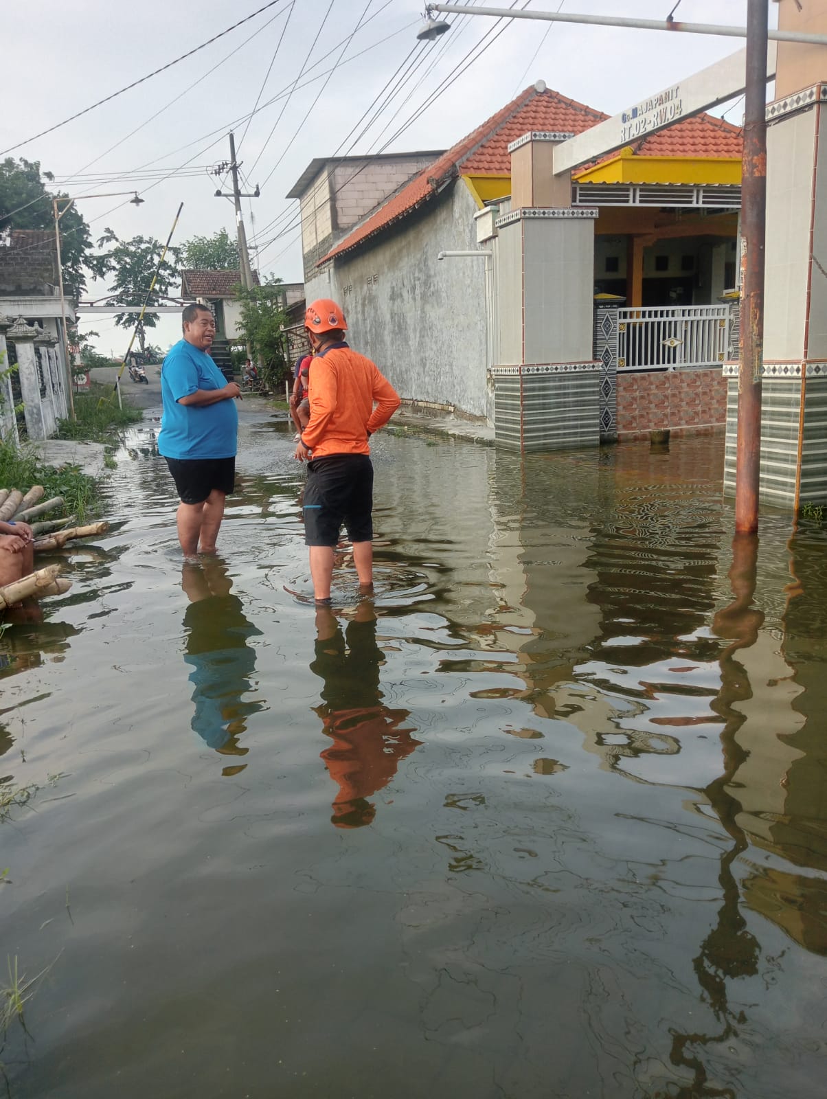 MEMANTAU: Petugas BPBD Gresik saat memantau ke lokasi Banjir, Desa Pandu, Kecamatan Cerme.