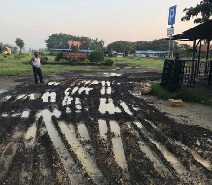 RUSAK PARAH : Akses jalan untuk rute bus TransJatim akses masuk ke terminal&nbsp; bus Balongpanggang, Kecamatan Balongpangang rusak parah.