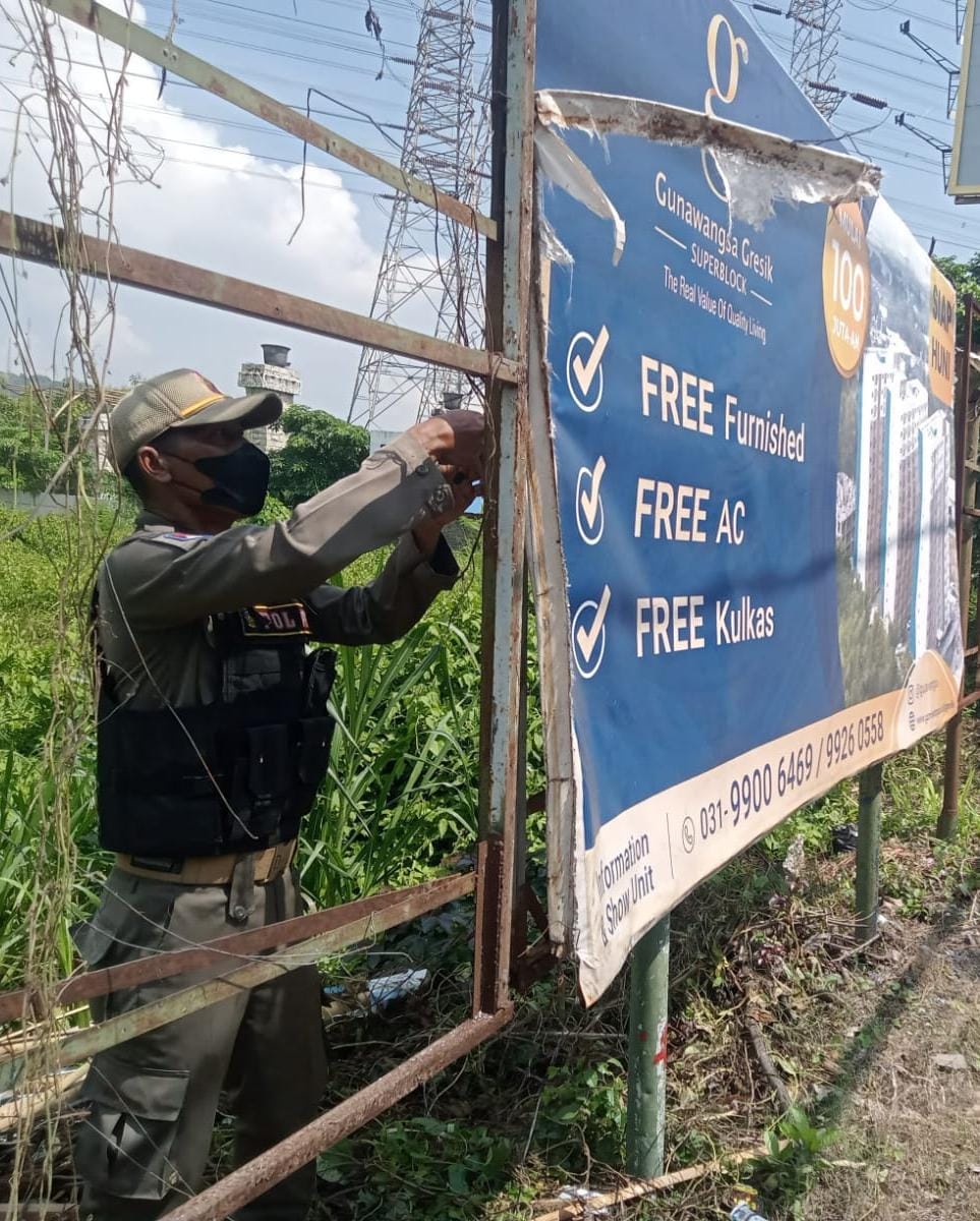 GENJOT PAD : Personel Satpol PP Pemkab Gresik terus bergerak menertibkan pelanggar Perda di Gresik demi menggenjot pendapatan Asli Daerah (PAD)