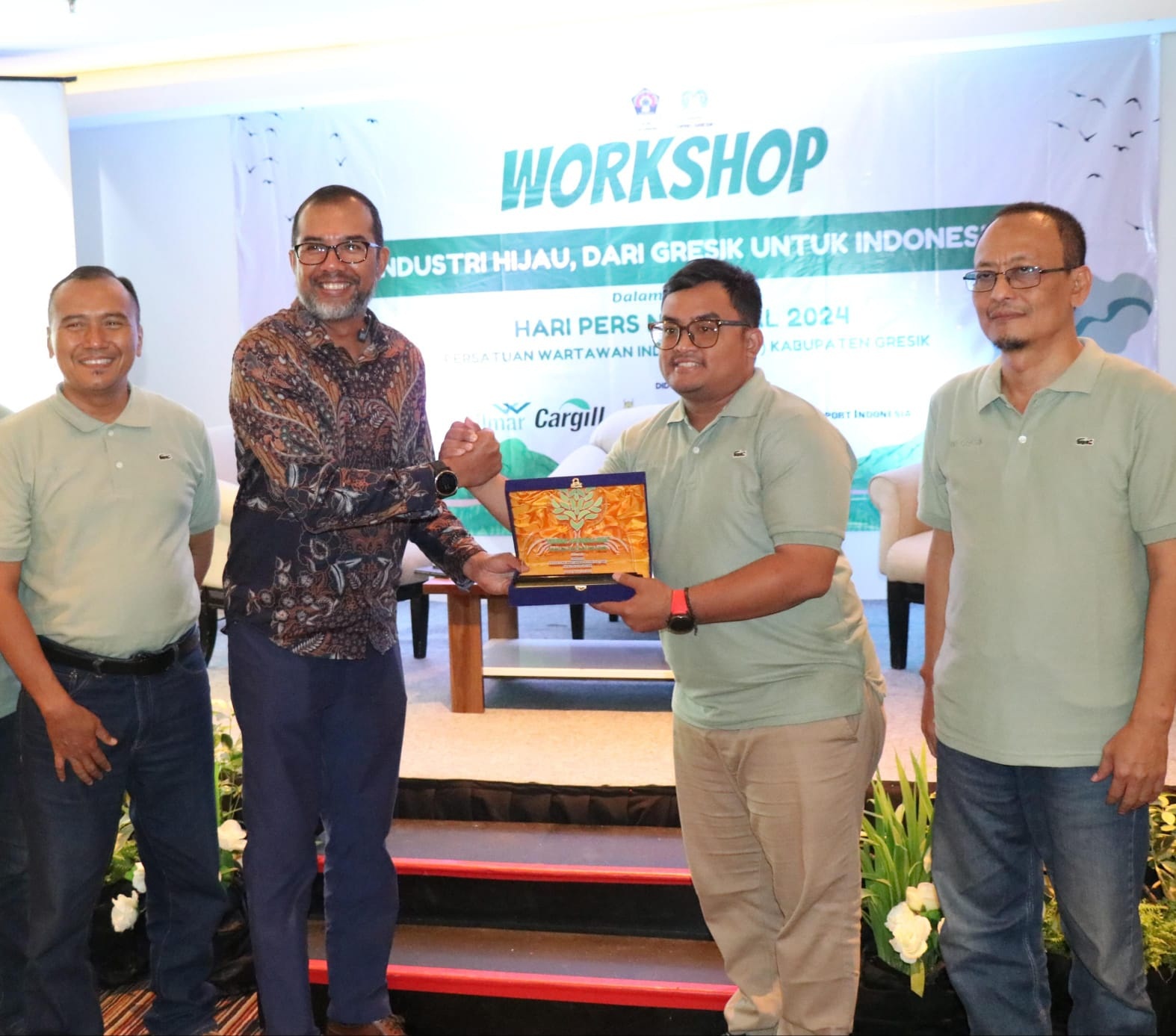 Komitmen Jaga Lingkungan : Vice President Government Relation and Smelter Technical Support Harry Pancasakti (dua dari kiri) menerima apresiasi dari Persatuan Wartawan Indonesia (PWI) Gresik