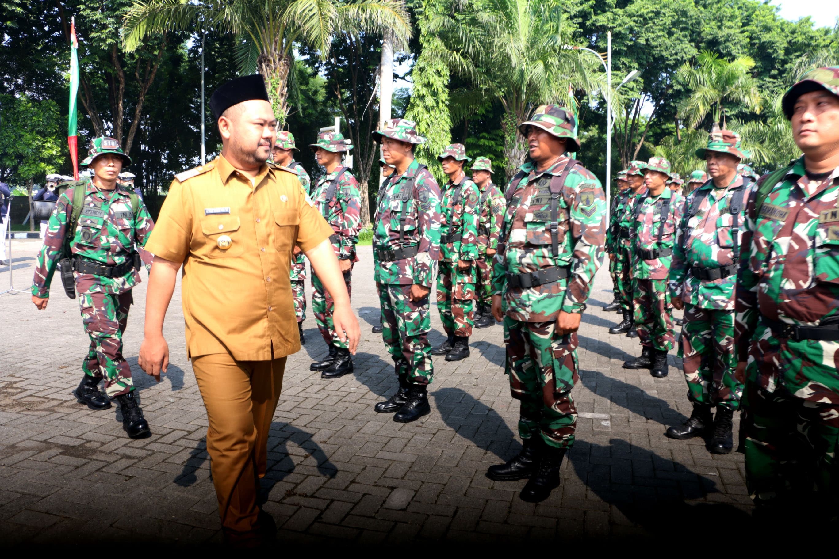 CEK ANGGOTA: Bupati Gresik Fandi Akhmad Yani saat mengecek anggota usai pimpin upacara pembukaan TMMD ke-119 di halaman Pemkab Gresik.
