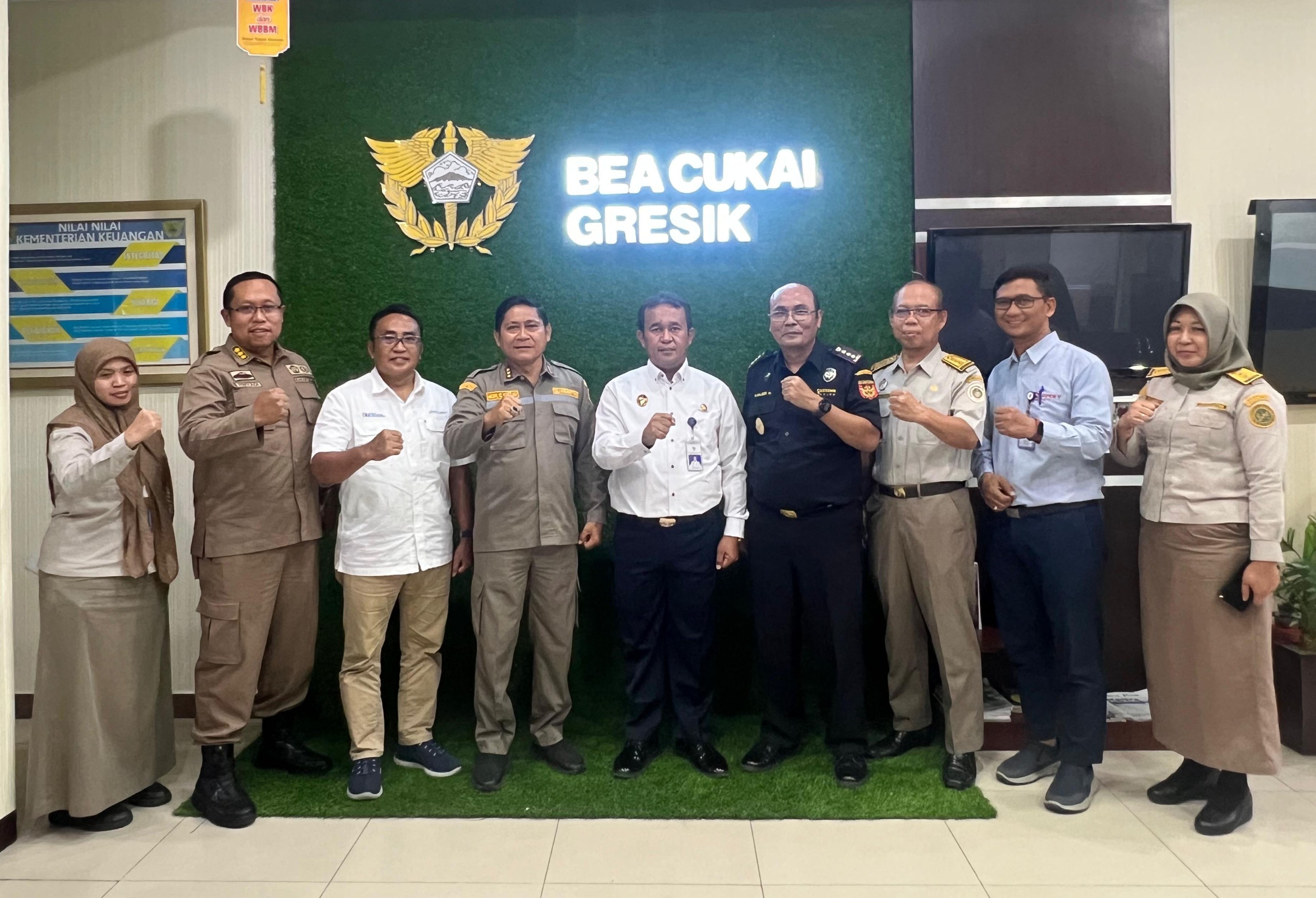 Kompak : Pimpinan Kantor Bea Cukai Gresik, KSOP Gresik, dan Balai Karantina Hewan, Ikan dan Tumbuhan Jawa Timur menegaskan kesiapannya dalam implementasi mandatory SSm QC di kota wali.