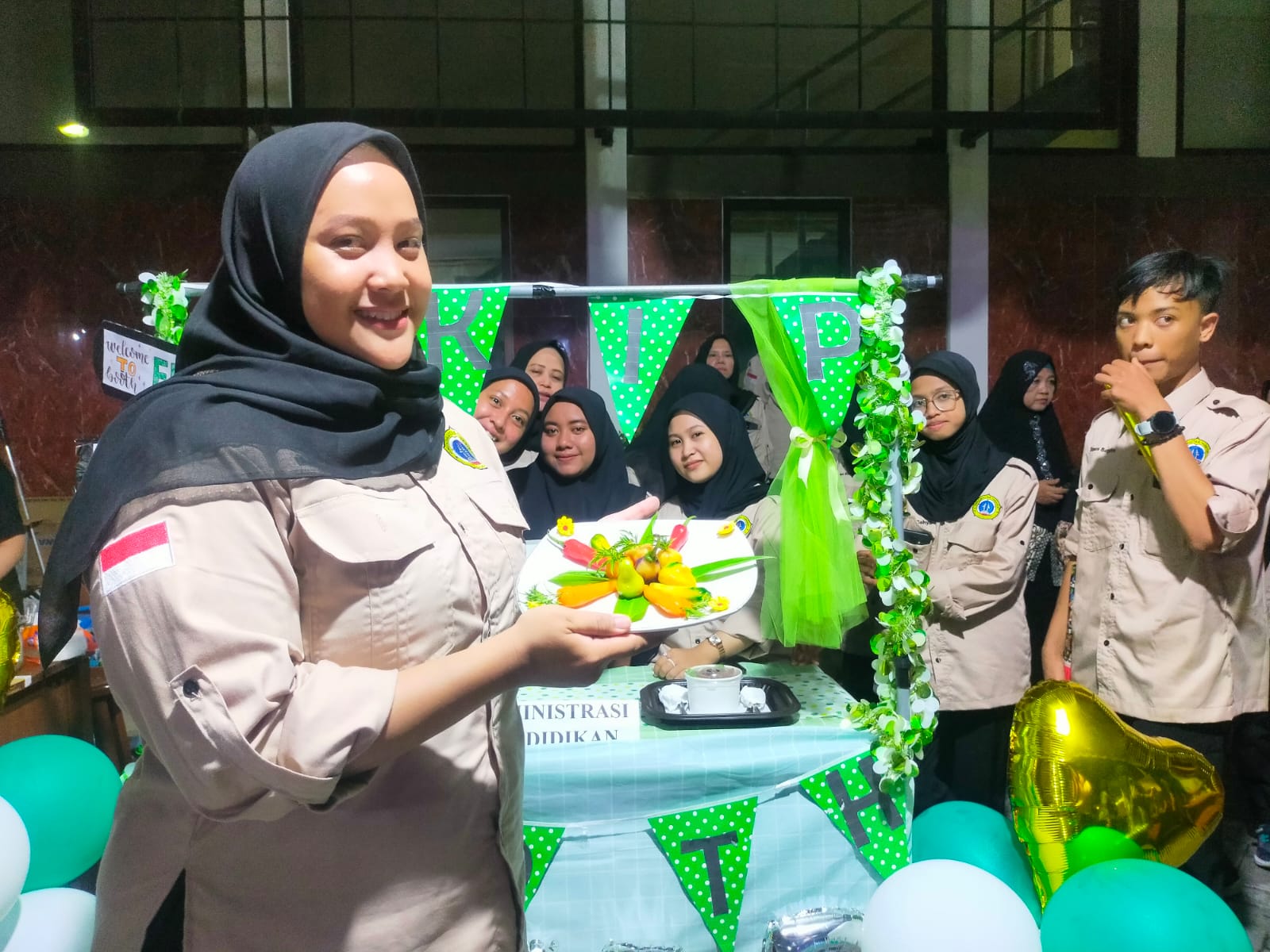 MENARIK: Mahasiswa FKIP Universitas Gresik menampilkan jajanan kue tok yang lebih lucu dan menarik.