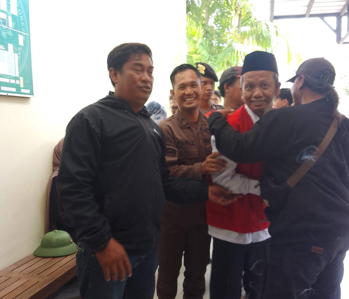 DIKAWAL PETUGAS: Salah satu terdakwa usai jalani sidang di PN Gresik dengan kawalan petugas.