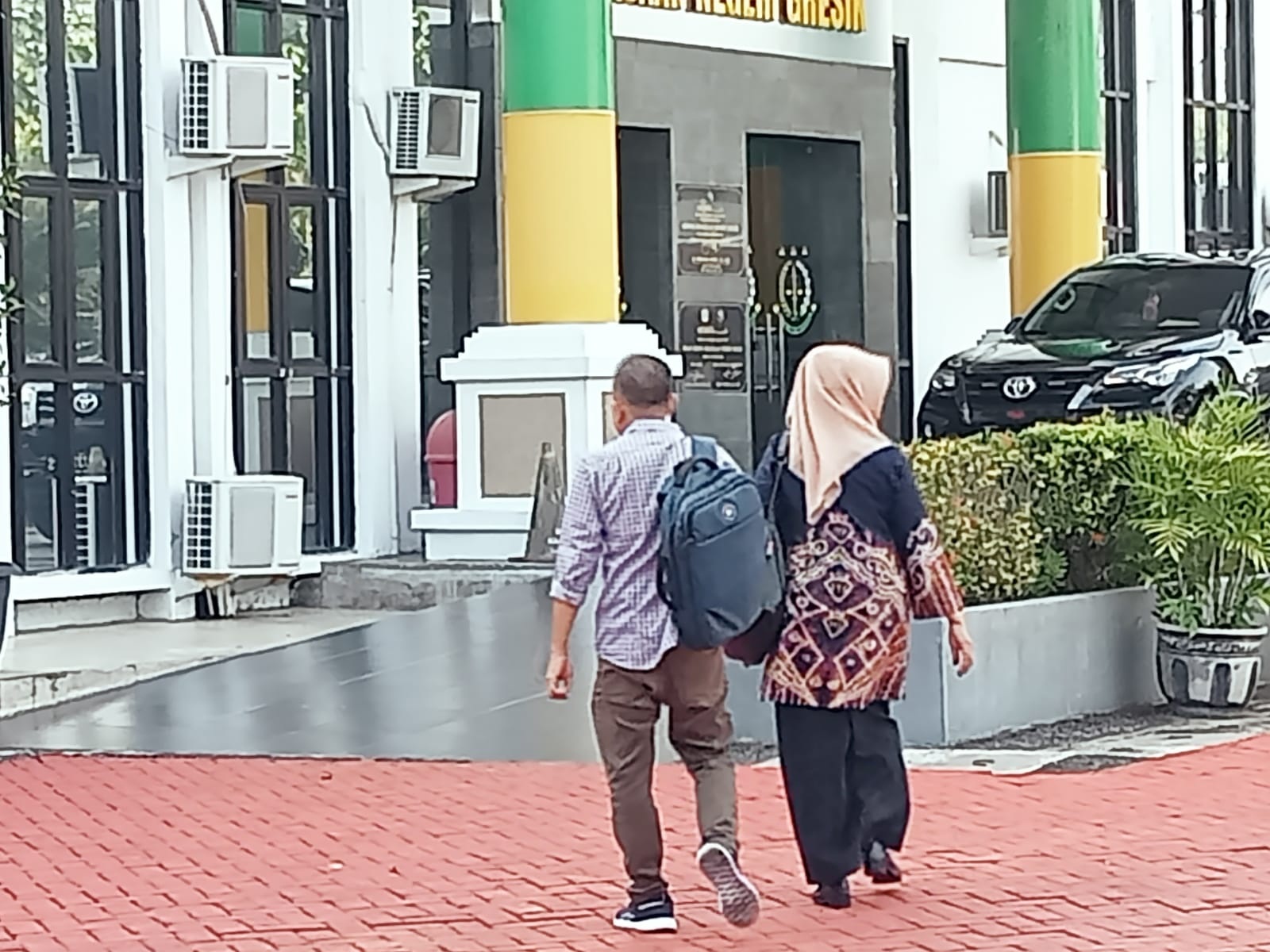 DITAHAN: Tersangka Malahatul Fardah datang di kantor Kejari Gresik sebelum ditahan.