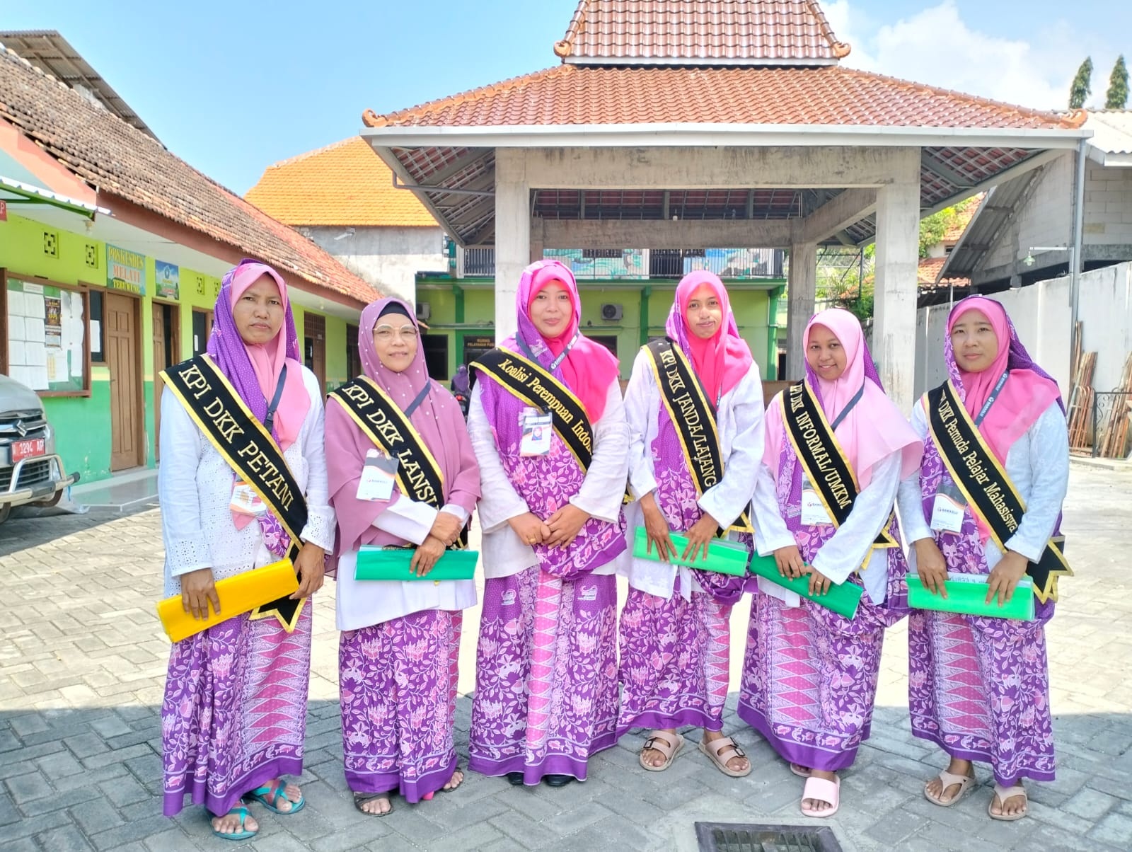 PEREMPUAN BERGERAK: Ketua KPI Gresik Duta Bintan tengah bersama dengan anggota KPI lainnya saat mengawal Pemilu 2024