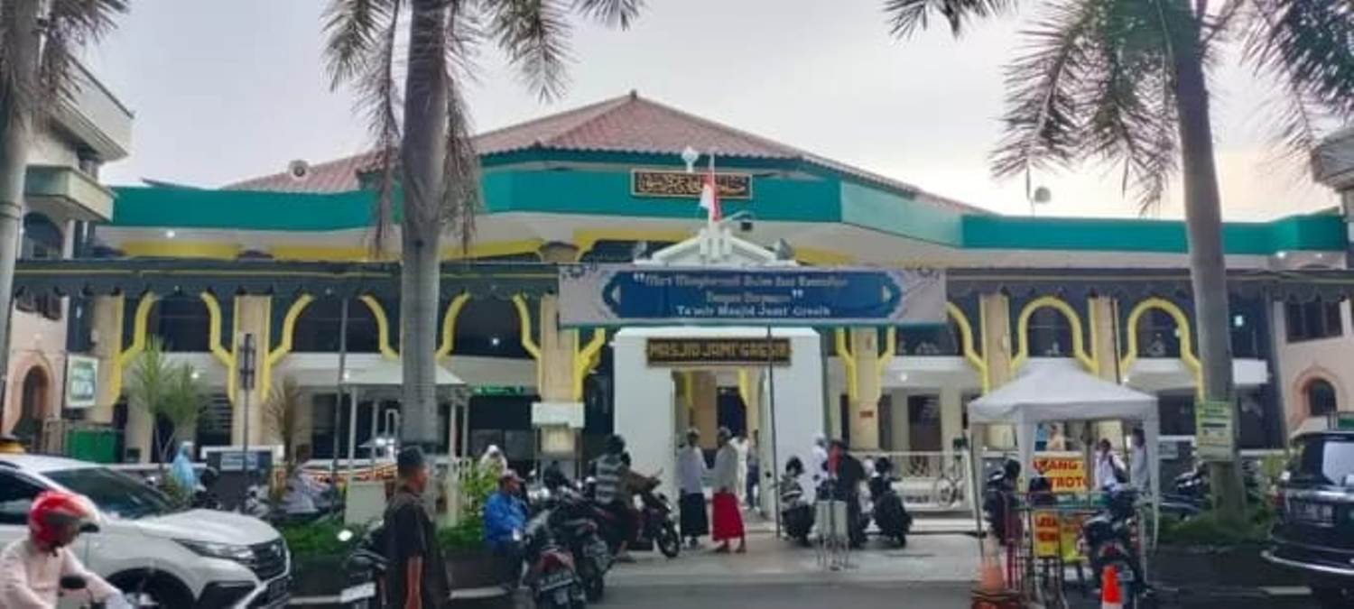 SUASANA KHIDMAT : Umat Islam di gresik menyambut malam Nisfu Syaban dengan penuh khidmat.