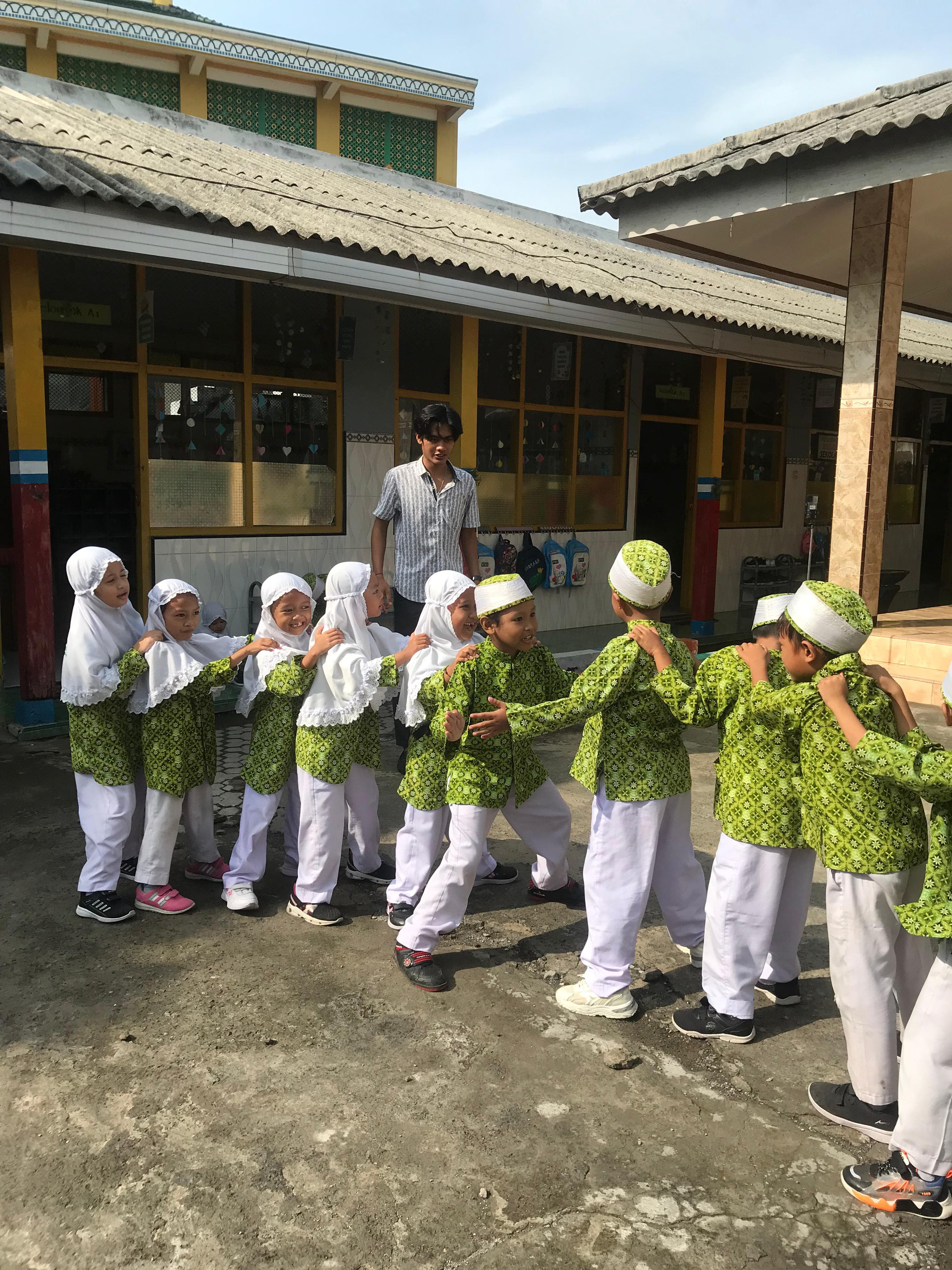 TRADISI TETAP LESTARI : Kemeriahan Dolanan kuno ular naga yang dimainkan oleh anak anak Tk Muslimat Nu 254 Nurul Ishlah Gresik