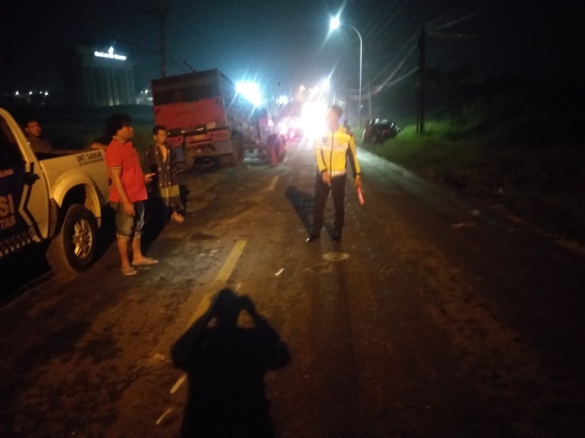 OLAH TKP: Anggota Unit Laka Satlantas Polres Gresik melakukan olah TKP di Jalan Raya Desa Kedamean, Kecamatan Kedamean Kabupaten Gresik