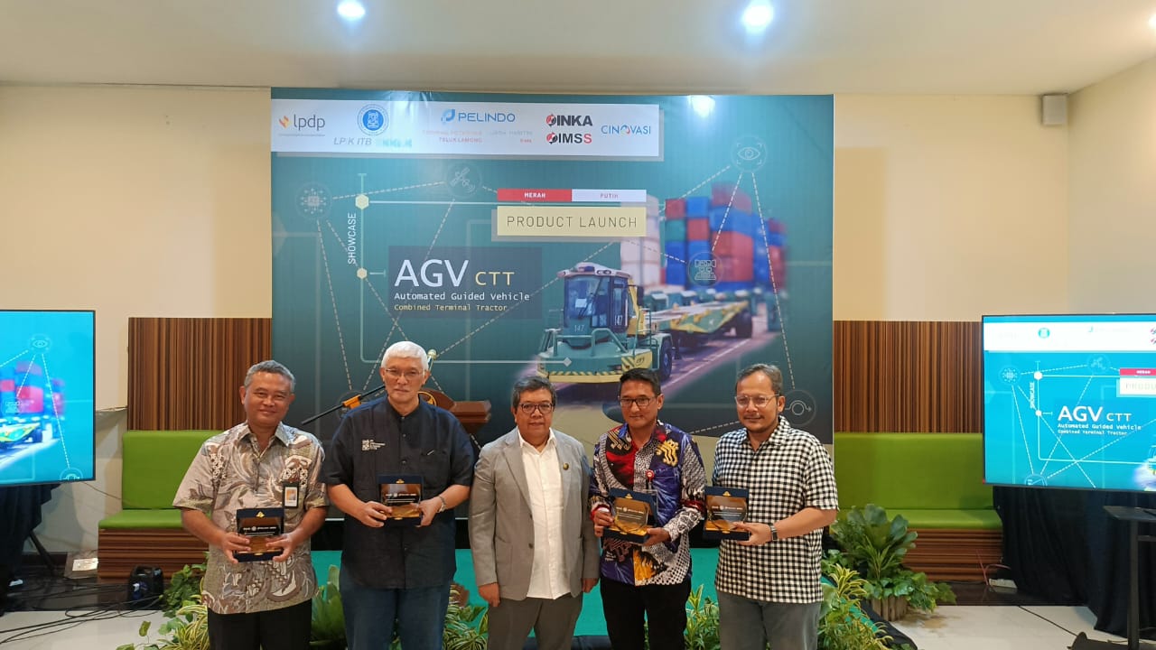 KOMITMEN:  Ketua Tim Riset ITB, Prof. Dr.-Ing. Ir. Yul Yunazwin Nazaruddin, M.Sc., DIC., IPM bersama PT INKA sebagai produsen, PT Pelindo, PT Terminal Teluk Lamong, dan PT Cinovasi.
