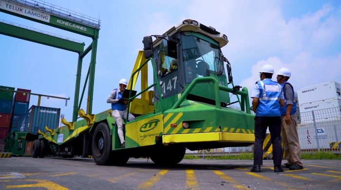 Lembaga Pengembangan Inovasi dan Kewirausahaan ITB (LPIK-ITB) melaunching teknologi Automatic Guided Vehicle Combine Terminal Tractor (AGV CTT) di Terminal Peti Kemas Teluk Lamong Surabaya, Jumat (21/