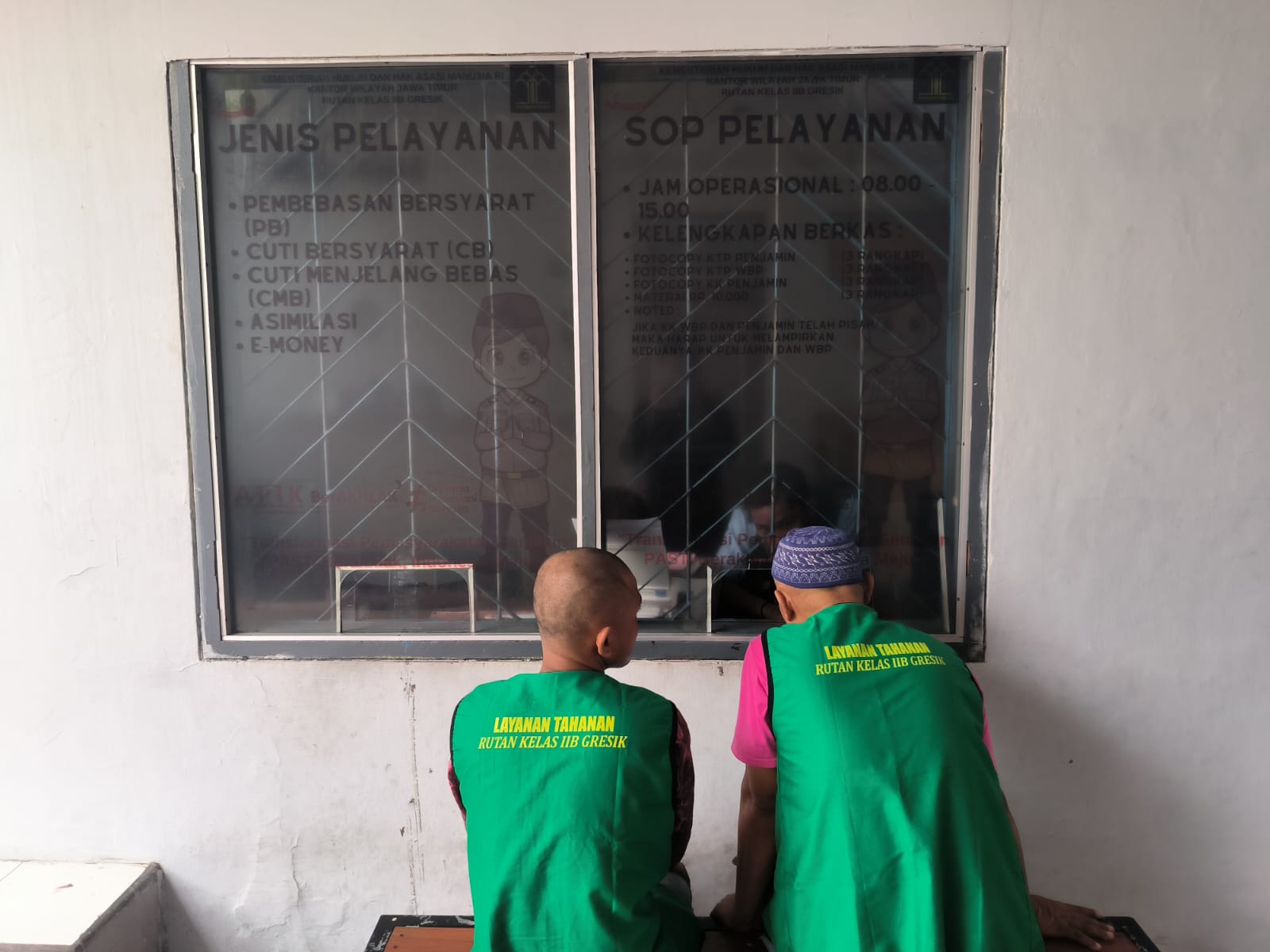 PELAYANAN: Petugas Rutan Kelas IIB Gresik memberikan informasi ke warga binaan terkait pengurusan program integrasi seperti cuti bersama dan pembebasan bersyarat.