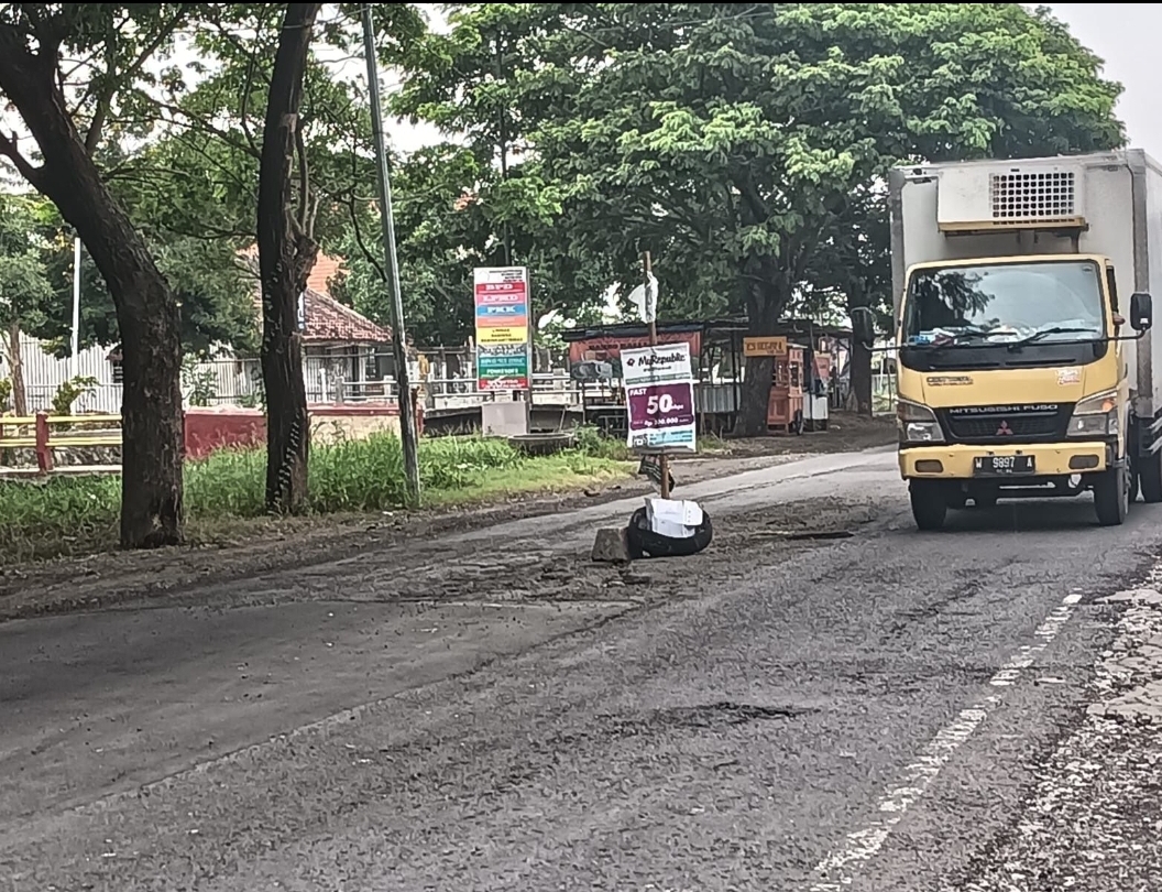 RUSAK LAGI: Kondisi Jalan Raya Morowudi setelah ditambal Dinas PU kembali berlubang.