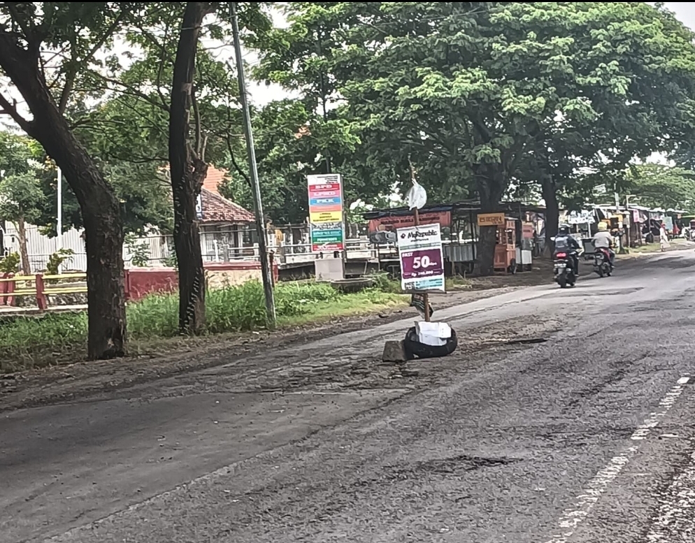 KEMBALI RUSAK: Jalan Morowudi kembali mengalami kerusakan setelah ditambal sulam DPU Gresik.