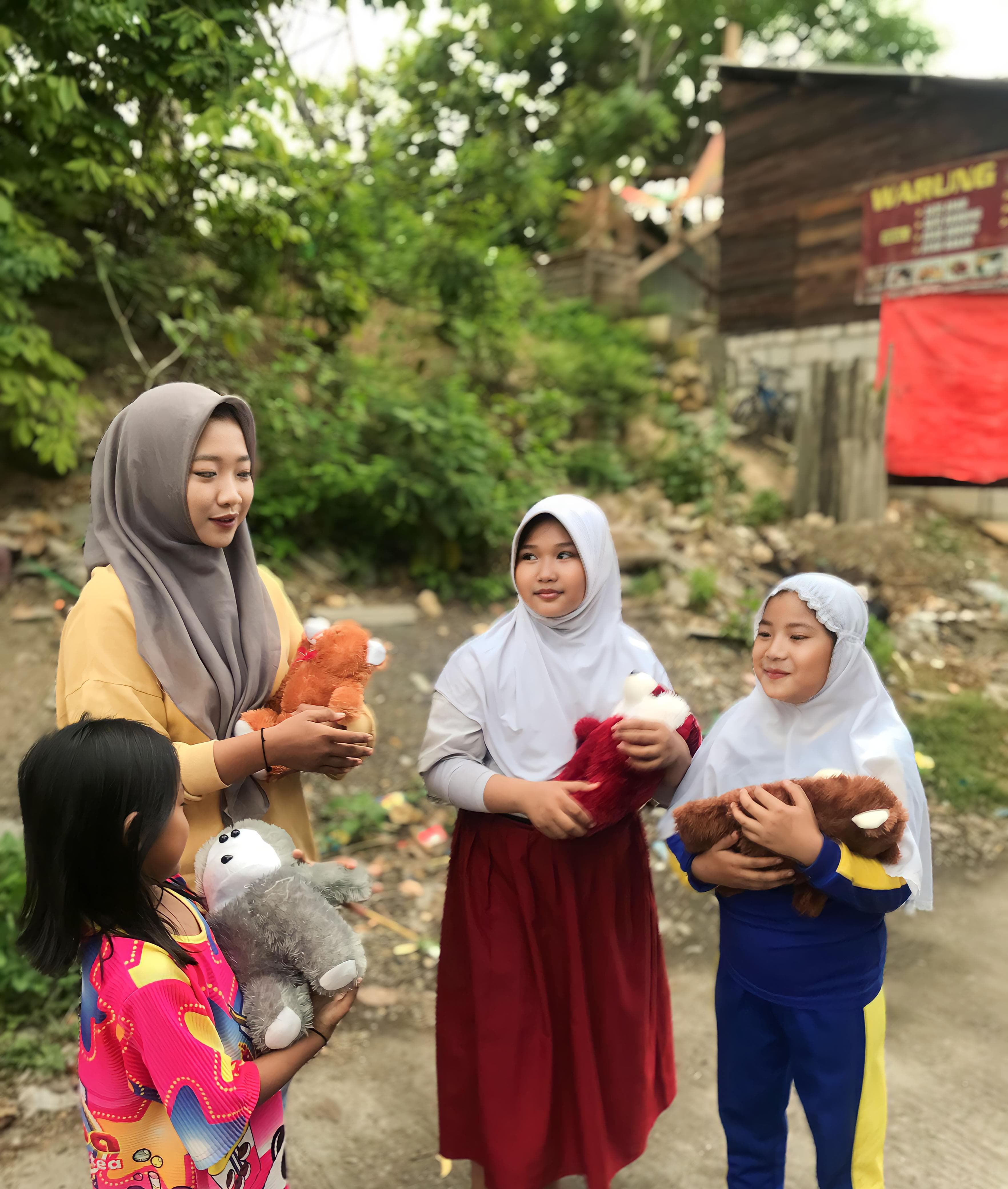 BELAJAR MENYANYANGI; Mainan anak-anakan ini masih diminati karena mengajarkan saling menyayangi.