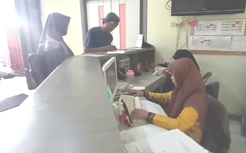 PROFESIONAL : Staf resepsionis UPT LP ABK Gresik sedang melayani wali murid peserta didik yang menggunakan jalur afirmasi.