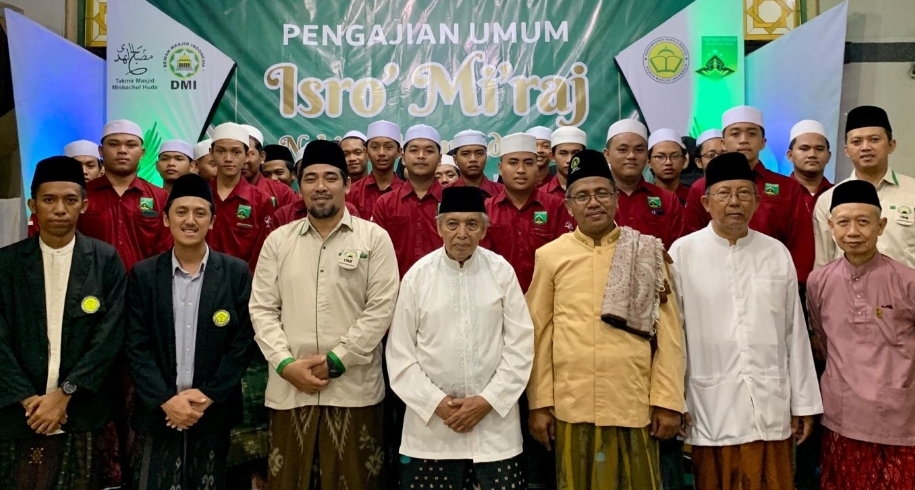 PELANTIKAN: DMI Gresik saat melantik pengurus Remaja Masjid Misbachul Huda, Kelurahan Sukodono, Gresik.