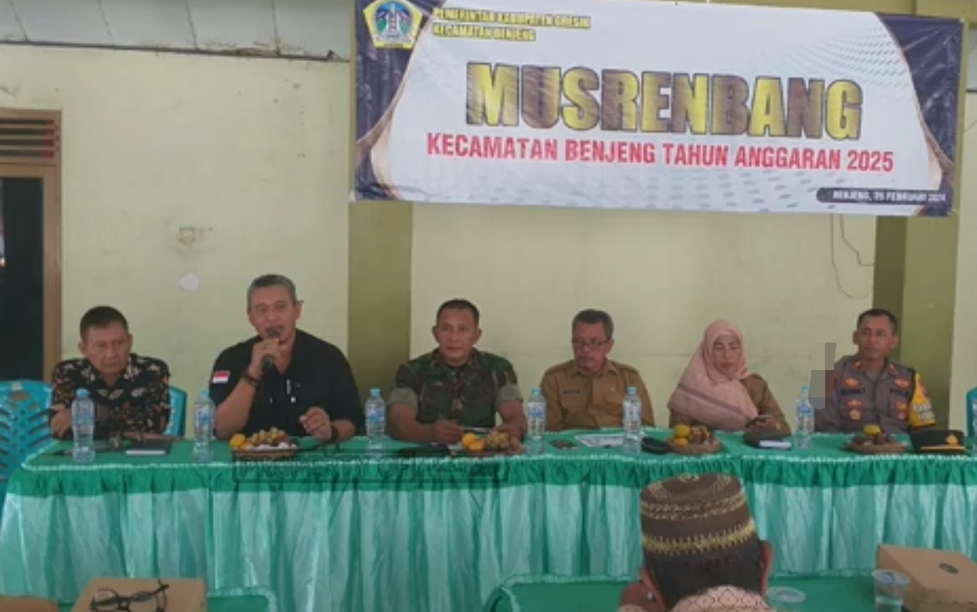 MUSRENBANG: Dua anggota DPRD Gresik Ahmad Kusriyanto Pujiantoro dan Abdullah Munir (kiri) saat menghadiri musrenbang Kecamatan Benjeng.
