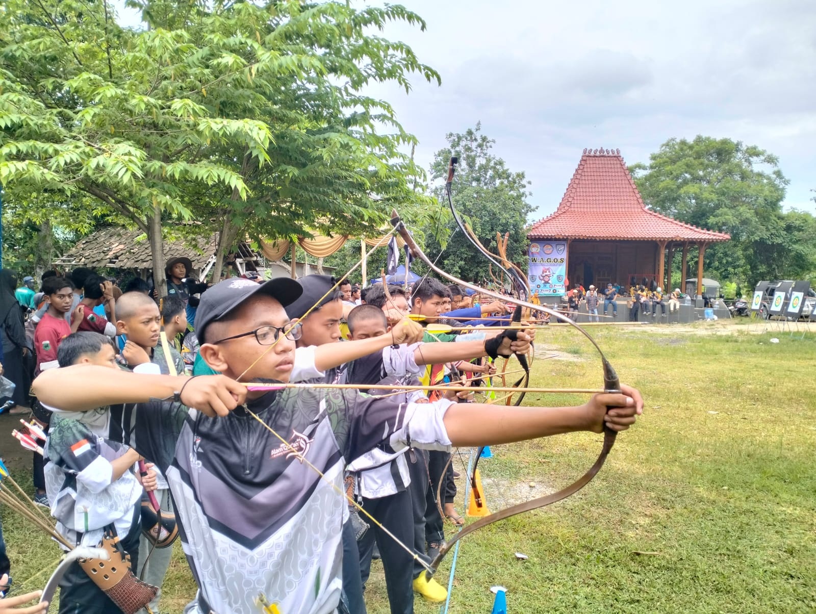 KOMPETISI: Para atlet panahan mengikuti turnamen panahan tradisional di Wagos Kecamatan Ujungpangkah.