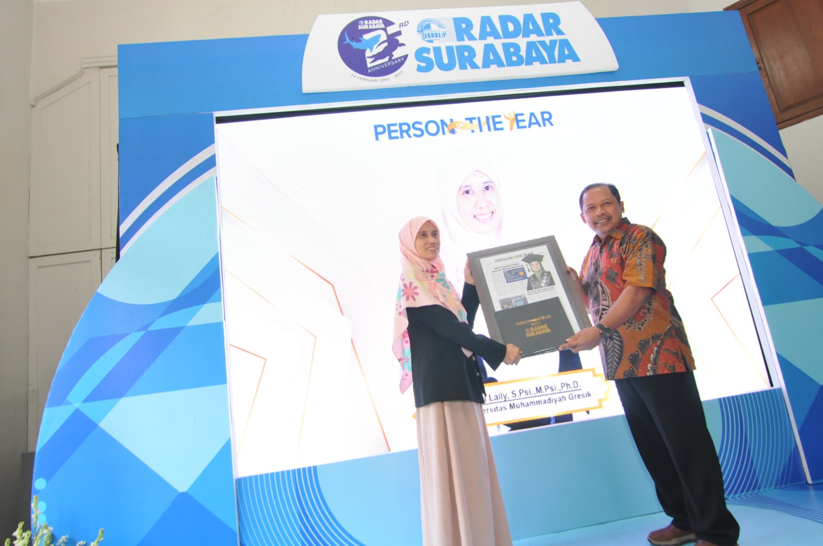 TOKOH INSPIRATIF : Rektor Universitas Muhammadiyah Gresik (UMG), Nadhirotul Laily, S.Psi., M.Psi., Ph. D, Psikolog menerima penghargaan Person of The Year 2023 dari Radar Surabaya
