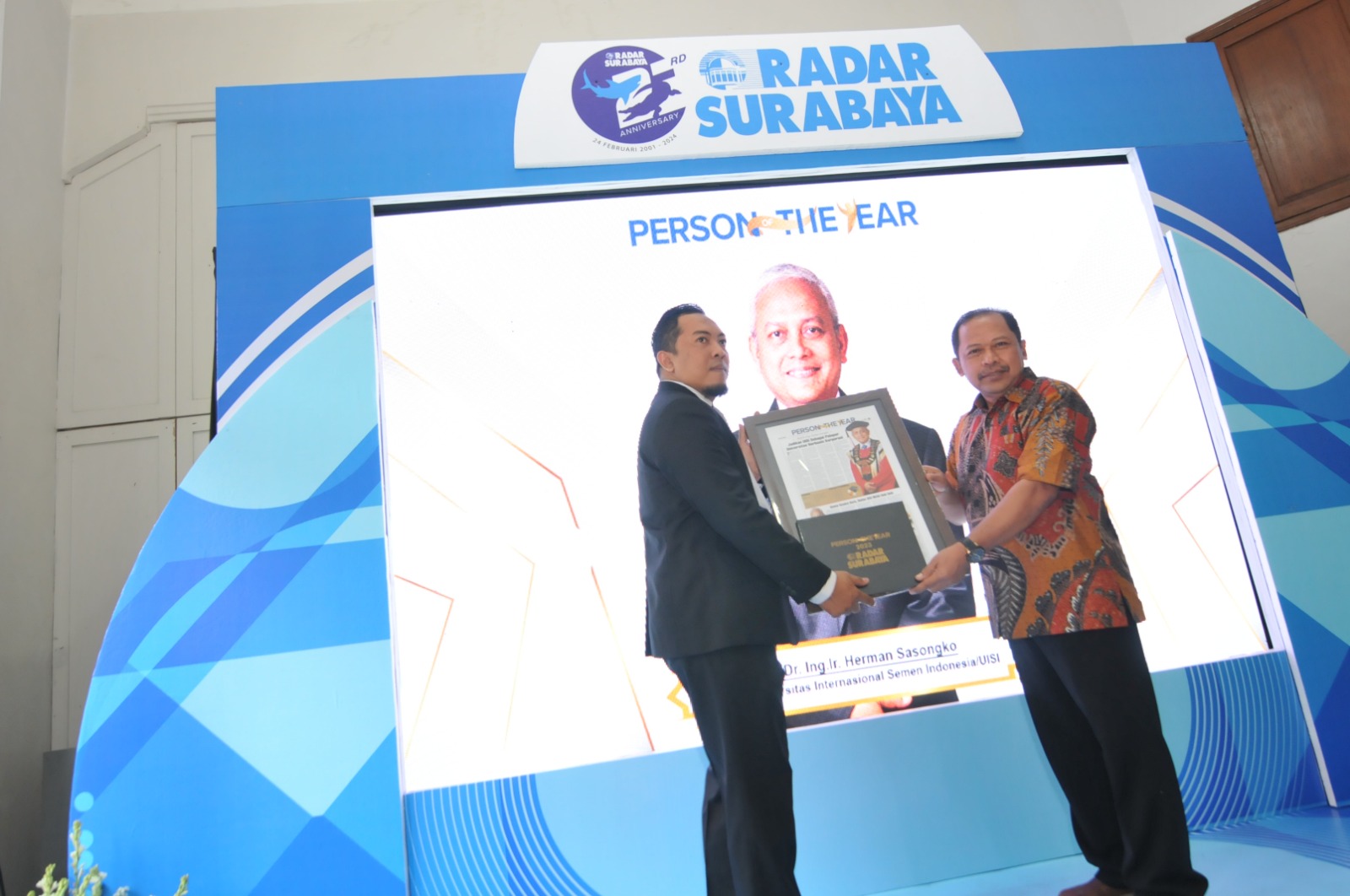 PENGHARGAAN BERGENGSI : Wahyu Agung Handono, Salah satu civitas akademika UISI (kiri) mewakili Rektor UISI, Prof. Dr. Eng. Ir Herman Sasongko menerima penghargaan Person of The Year 2023.