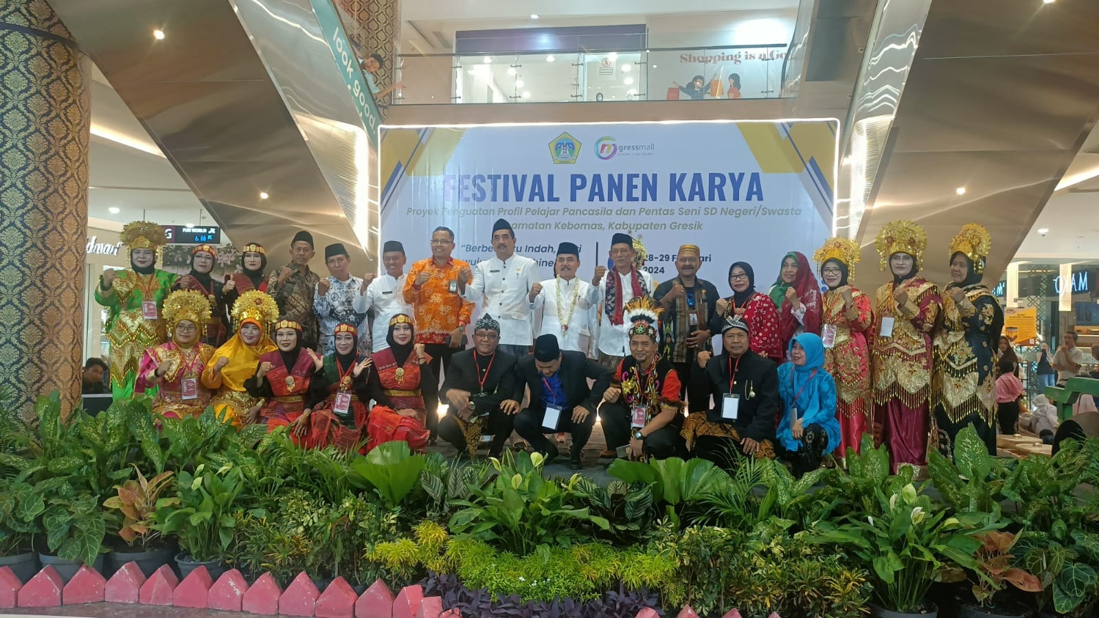 MERDEKA BELAJAR : Anggota K3S Kecamatan Kebomas, Kadispendik, S.Hariyanto, Perwakilan Balai Besar Nasional Pendidikan Jatim Dwi Ilham Rahardjo dan pengawas SD berfoto bersama.