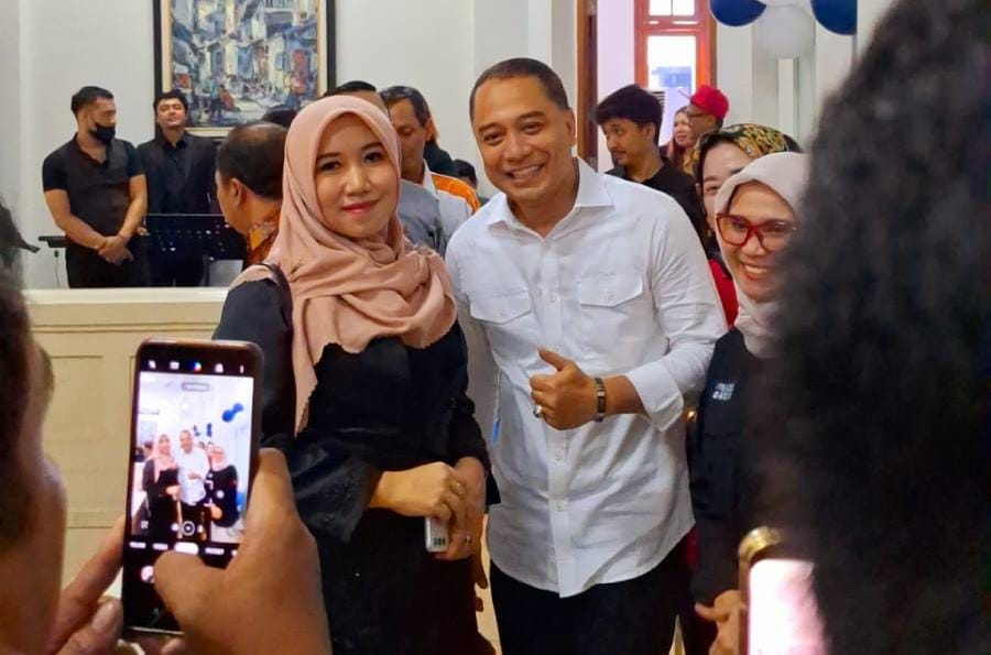 SEMARAK: Usai bernyanyi, calon DPD RI Lia Istifama dan Walikota Surabaya Eri Cahyadi berfoto bersama.