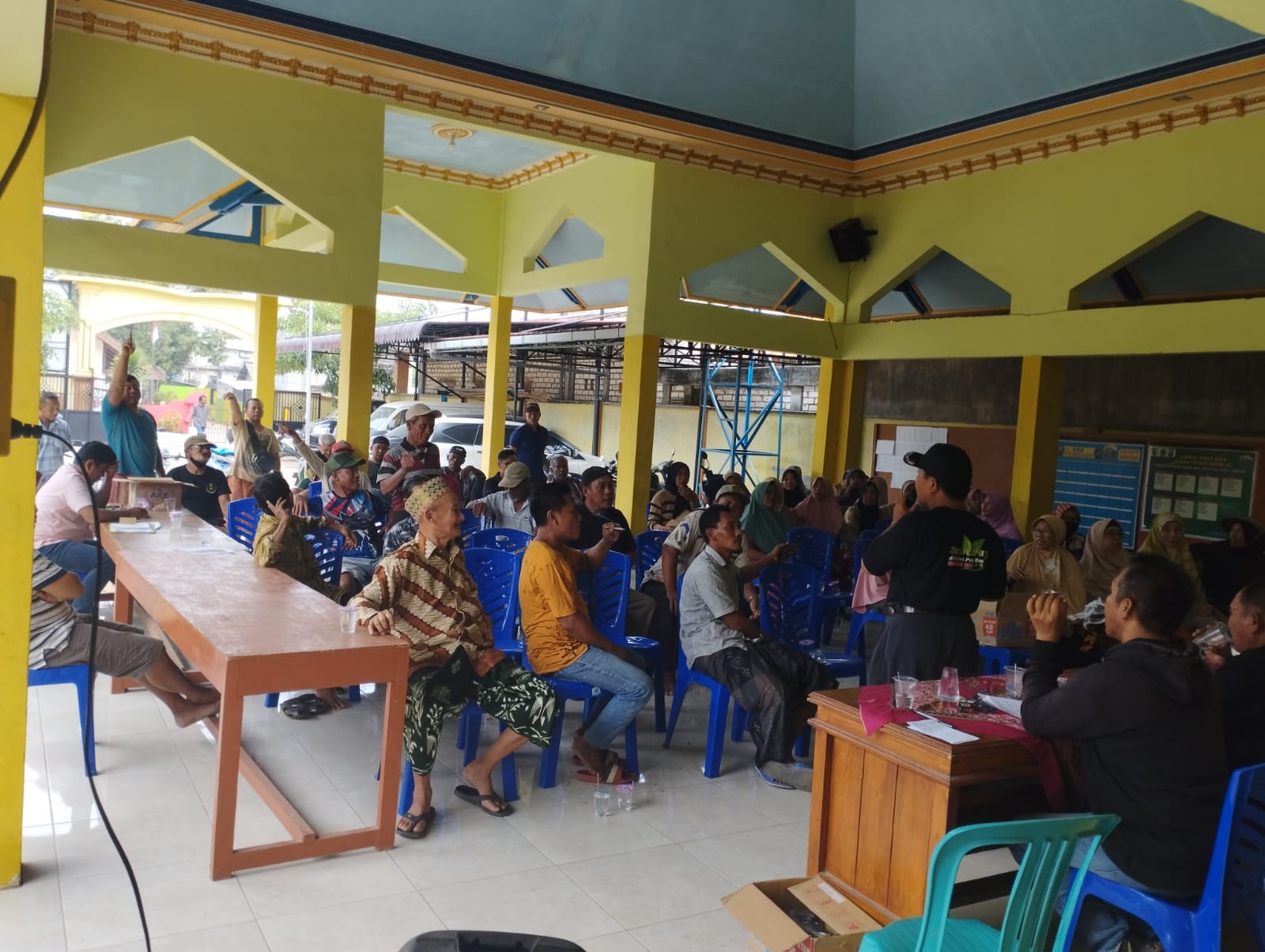 DEMO: Puluhan warga dan petani meluruk Balai Desa Banyutengah, Kecamatan Panceng menuntut penutupan aktivitas galian C yang merusak akses jalan menuju lahan pertanian warga