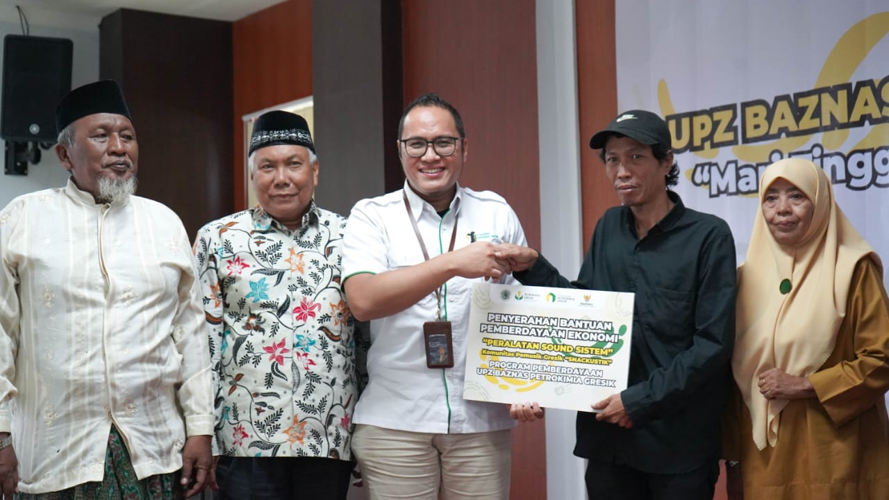 PEDULI: Sekretaris UPZ Baznas Petrokimia Gresik, Ari Primantara memberikan bantuan kepada anak jalanan dalam program Manja Kelana.