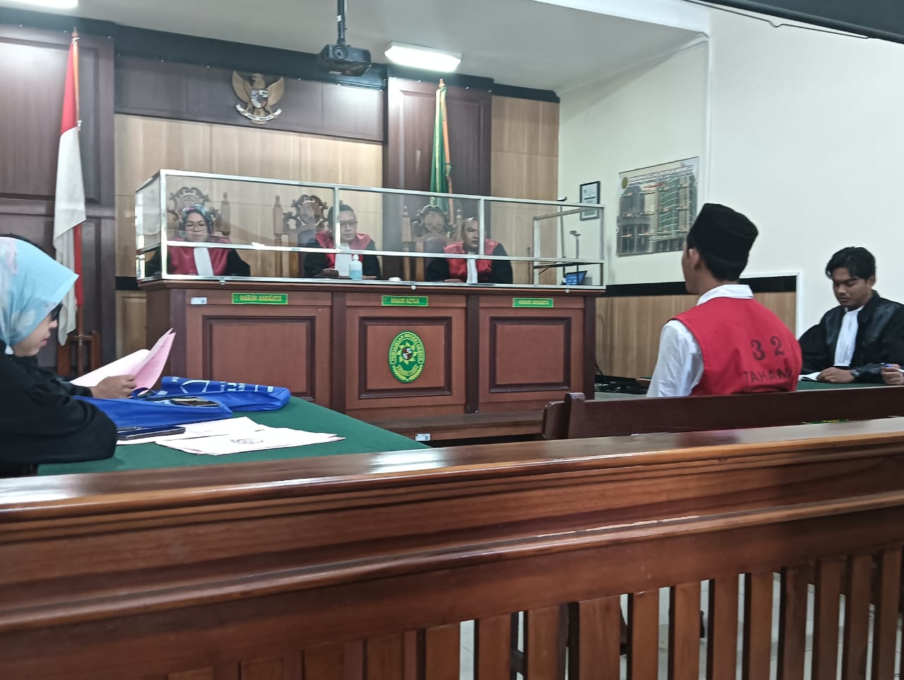 SIDANG: Terdakwa kasus kerusuhan Gresik United di Gelora Joko Samudro (Gejos) menjalani sidang di PN Gresik, Rabu (28/2).