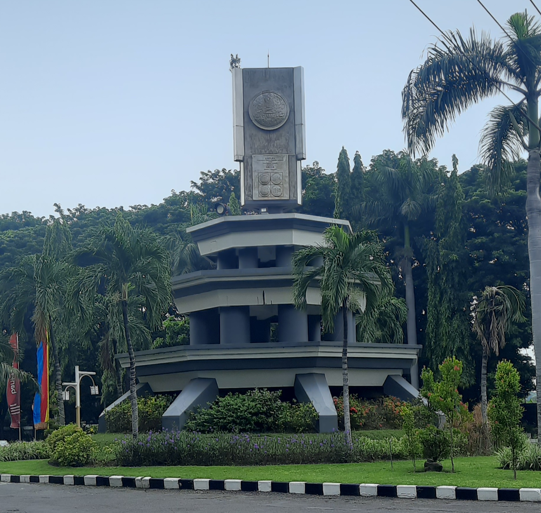 ADIPURA: Tugu Adipura di depan Kantor Bupati Gresik akan segera bertambah.