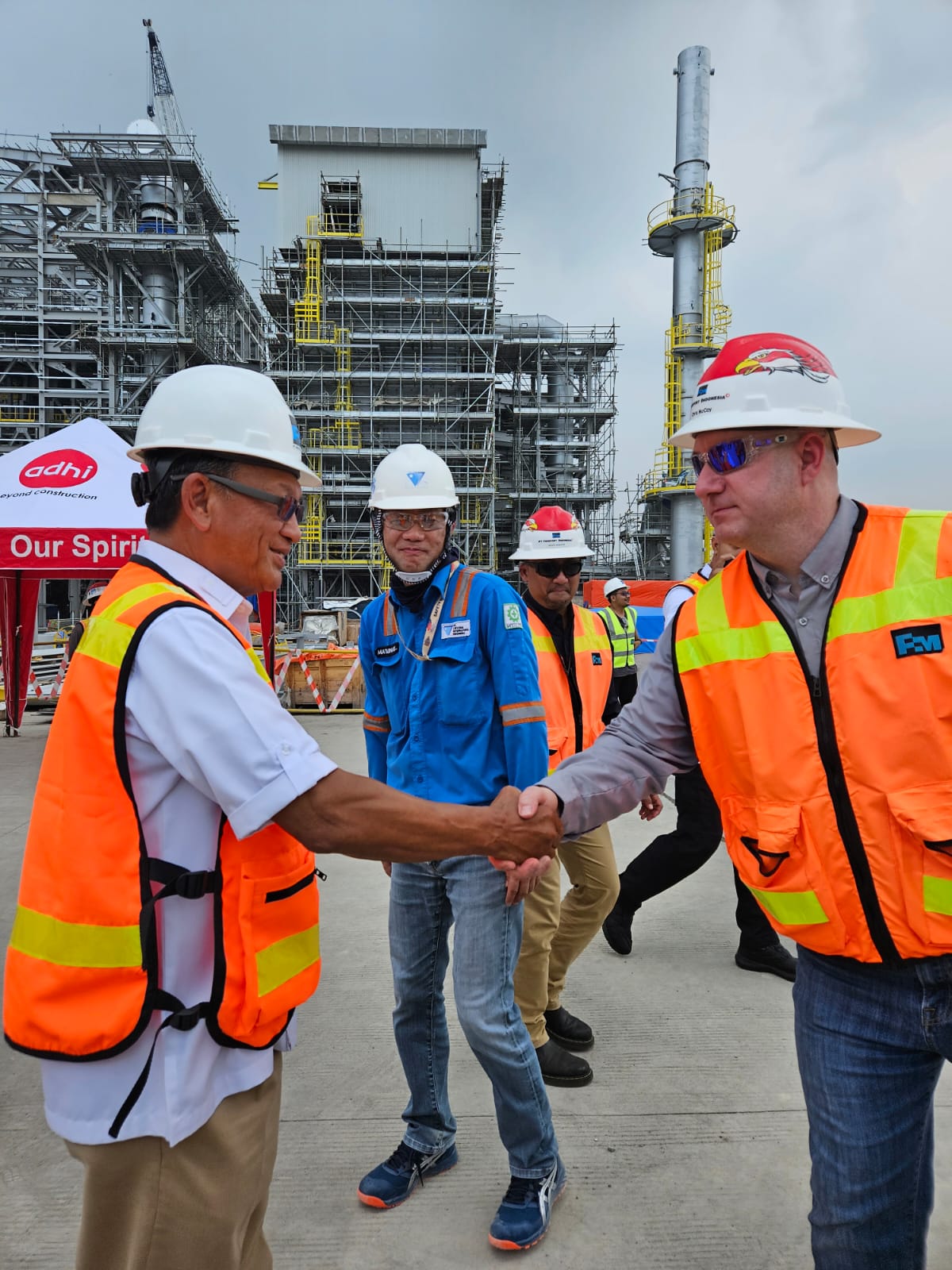 APRESIASI: Menteri Energi dan Sumber Daya Mineral (ESDM), Arifin Tasrif (kiri) bersalaman dengan Project Director Chris MC Coy (kanan) bersalaman saat melihat proyek Smelter PT Freeport di Gresik.