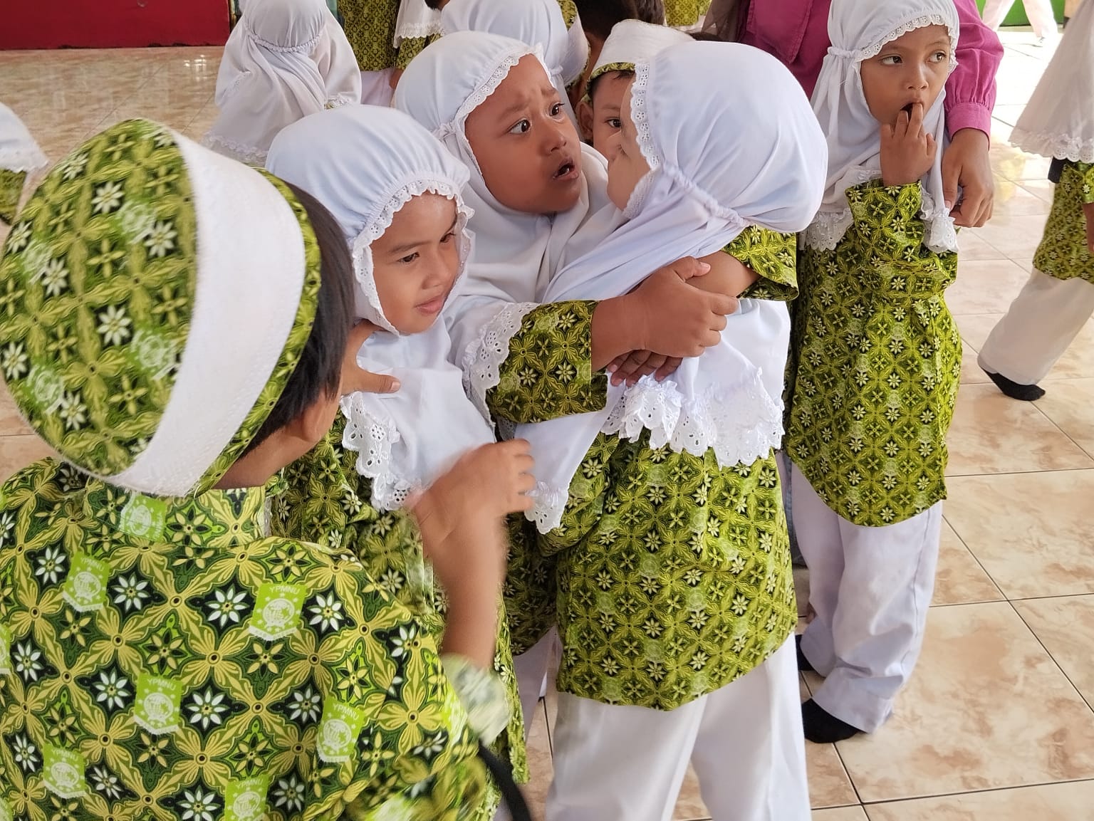 DOLANAN GRESIK: Para anak-anak TK bermain bajul-bajulan yang merupakan permainan tradisional Gresik,.