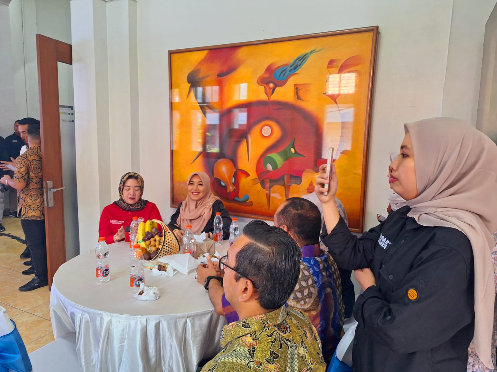 SUMRINGAH: Dr Lia Istifhama saat menghadiri HUT Radar Surabaya terlihat sangat hepi dan selalu menebar senyum.