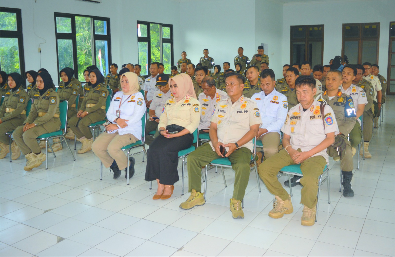 TES URINE : Puluhan anggota Satpol PP Gresik saat jalani tes urine yang di gelar BNNK Gresik di kntor satpol PP Gresik.