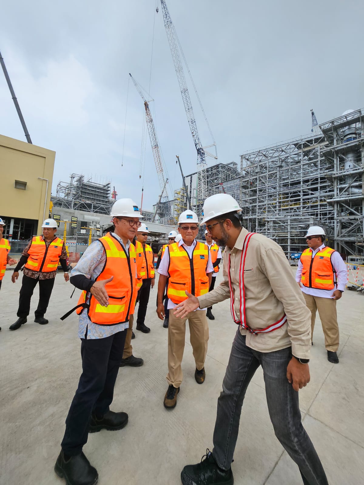 SESUAI TARGET: Menteri ESDM Arifin Tasrif (kiri) mengunjungi proyek Smelter PT Freeport Indonesia untuk memastikan progres sesuai dengan target.