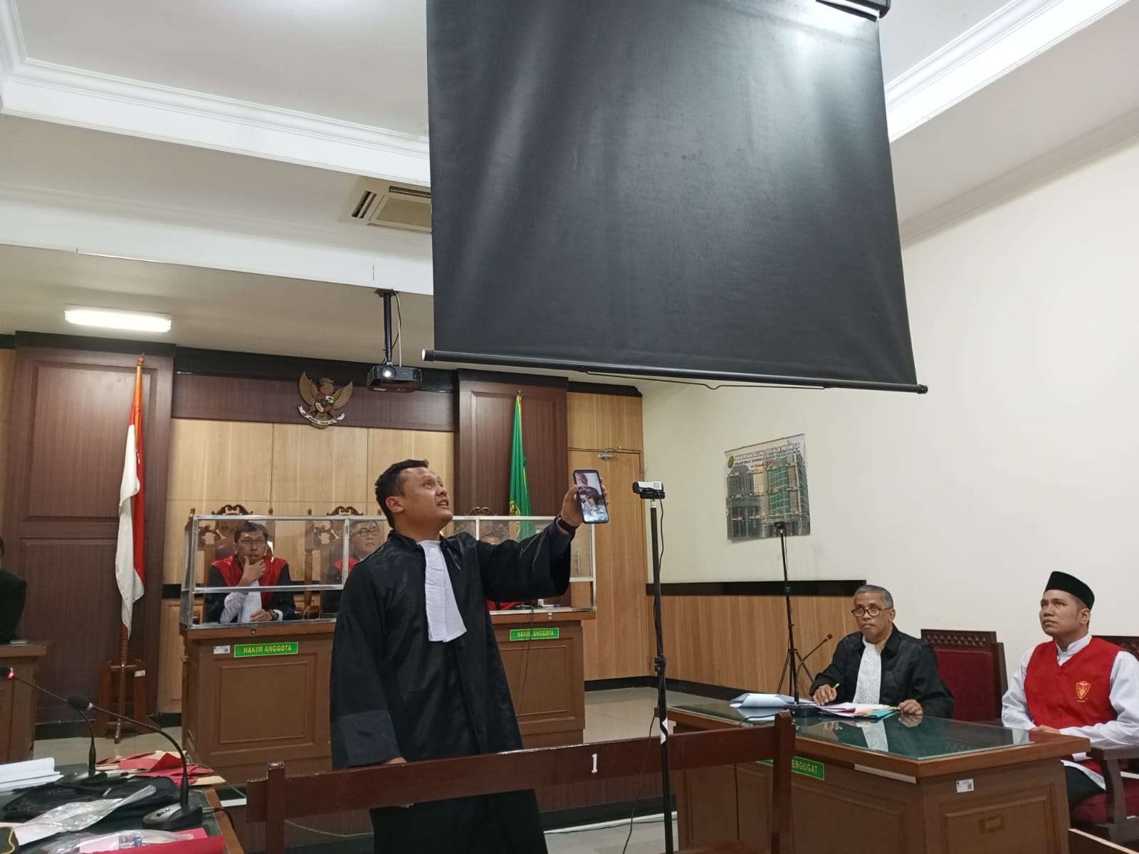 SIDANG: JPU menunjukan sosok foto pejabat Pemkab Gresik saat persidangan di PN Gresik. (Foto : Istimewa/Radar Gresik)