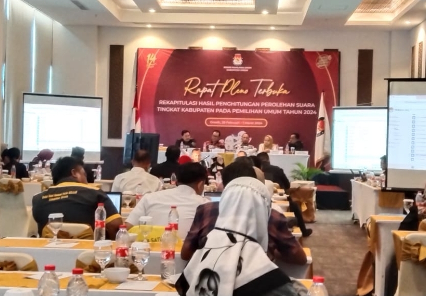 BERHENTI: KPU Gresik menghentikan proses rekapitulasi suara untuk Kecamatan Menganti karena ada indikasi kesalahan tulis.
