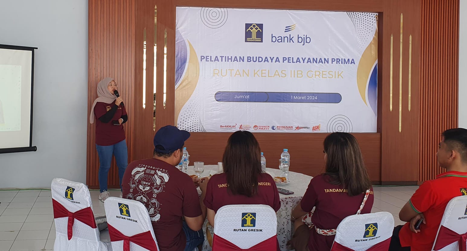 DILATIH : Para pegawai Rutan Kelas IIB Gresik saat menerima pelatihan budaya prima untuk meningkatkan kualitas layanan di Rutan Gresik.