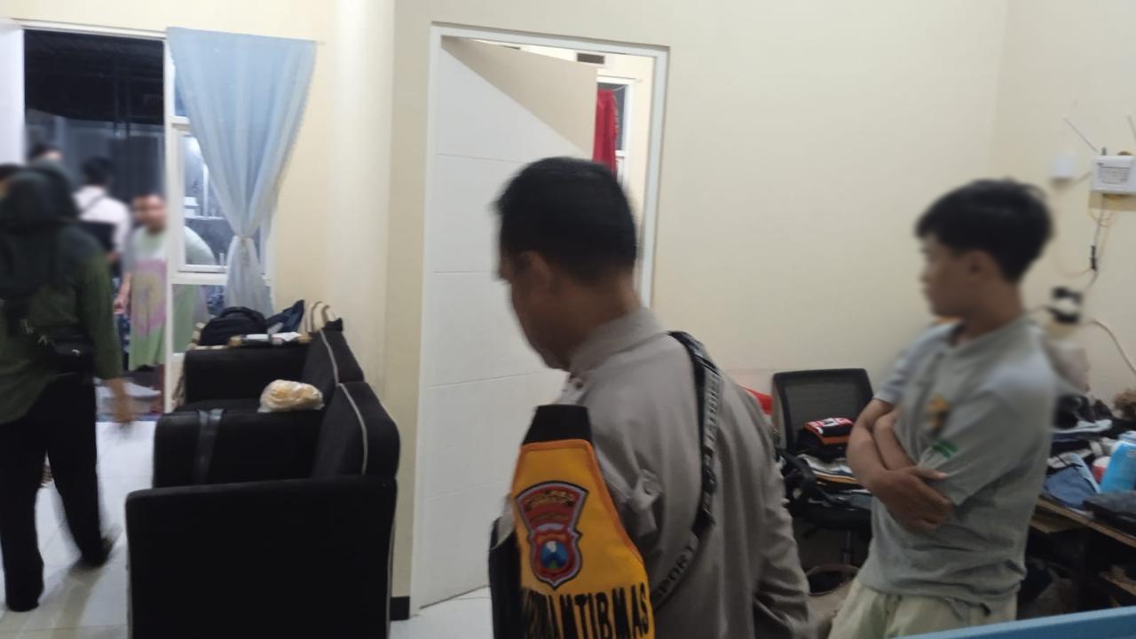 KAGET: Istri memergoki suaminya usai berhubungan badan di kamarnya.
