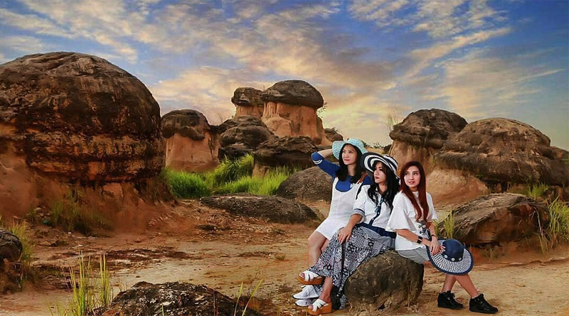 MEMPERSONA: Wisata Bukit Jamur di Bungah Gresik ini memiliki puluham batu jamur yang menarik wisatawan.