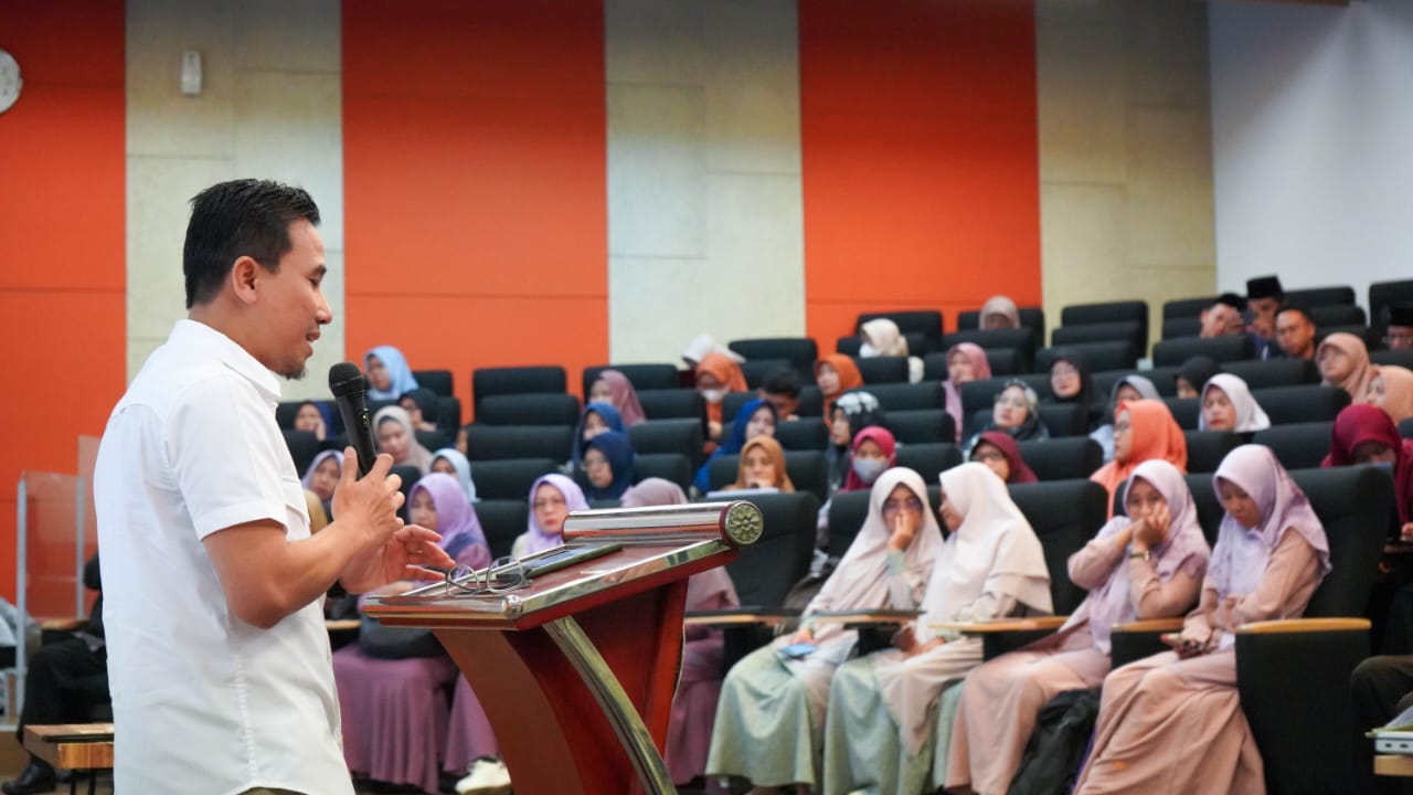 MELEK DIGITAL: Ketua Pengurus UPZ Baznas Petrokimia Gresik, Eko Suroso memberikan sambutan pentingnya kompetensi di bidang IT yang harus dimiliki guru TPQ.