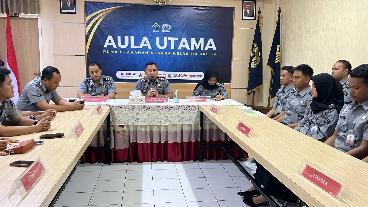 SOLID: Kepala Rutan kelas II B Gresik, Disri Wulan Agus Tomo memberikan arahan saat rapat kesiapan untuk menuju WBK/WBBM.