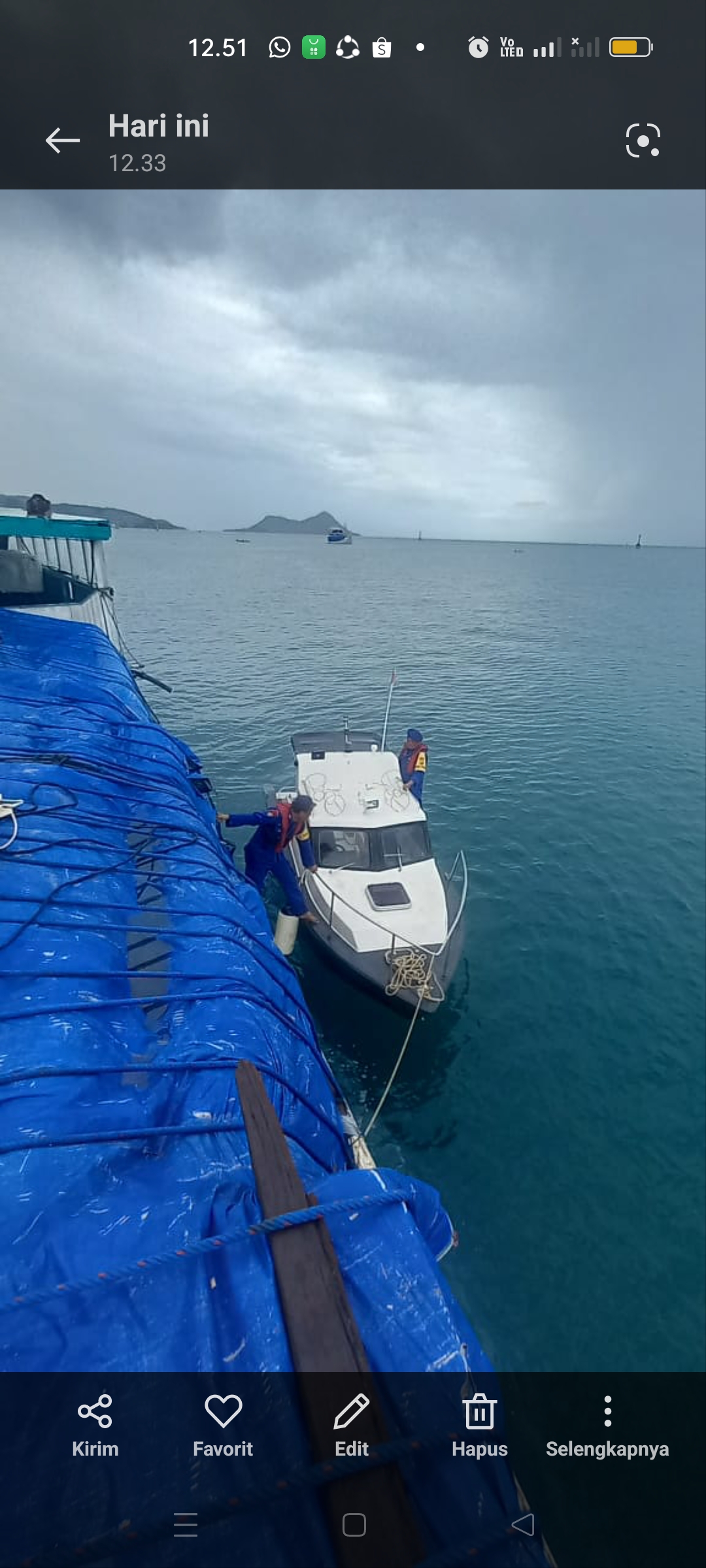 DIEVAKUASI : Anggota Satpolairud Polres Gresik saat membantu evakuasi para ABK KLM Jannah Setia di perairan Pulau Bawean.