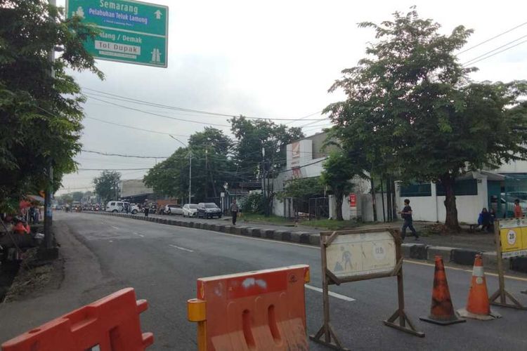 BAHAYA: Jalan menuju arah Gresik ditutup usai ledakan di Surabaya.