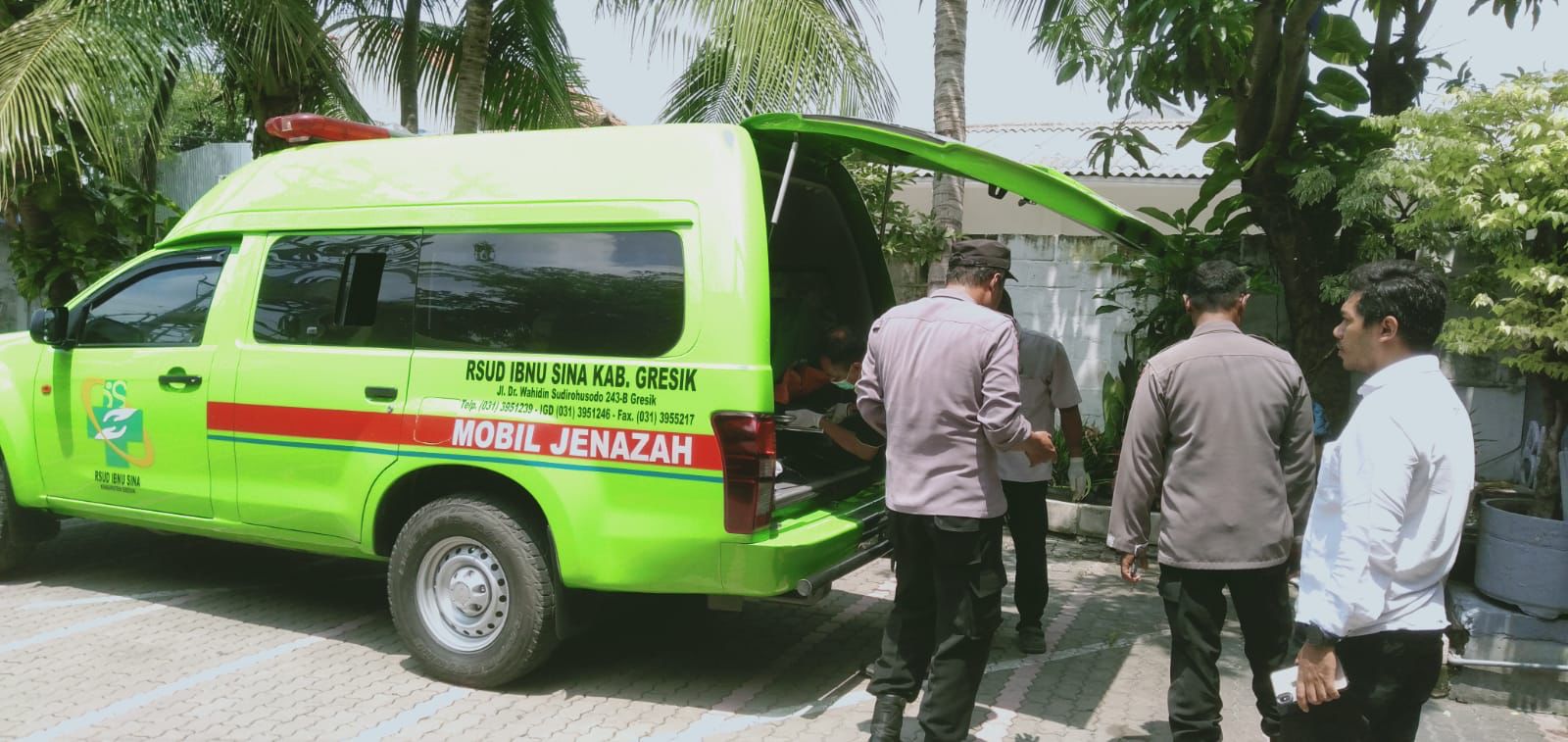 DIEVAKUASI : Anggota Polsek Kebomas dan tim identifikasi Polres Gresik saat mengevakuasi korban Hotel Bhinneka yang berada di Jalan Dr. Wahidin Sudirohusodo.