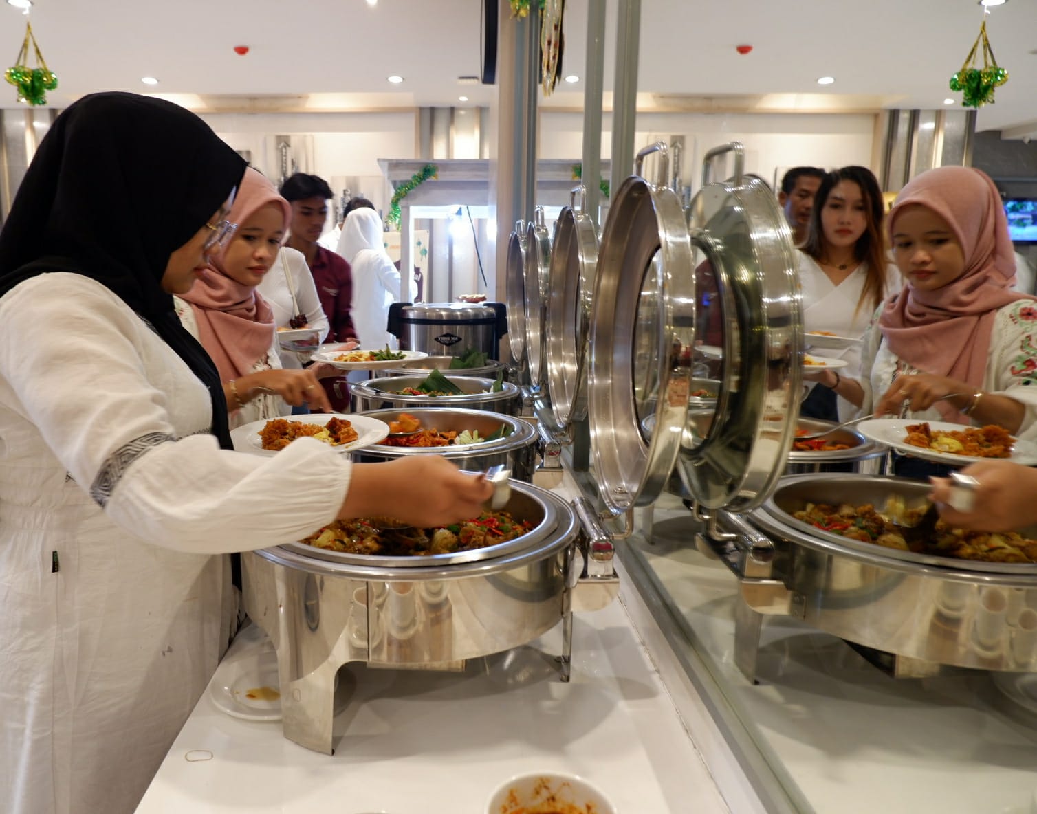 PILIHAN TEPAT : Hotel Front One Gresik memanjakan lidah dengan menghadirkan food testing Ramadan, Beragam hidangan lezat siap menemani momen buka puasa Anda.